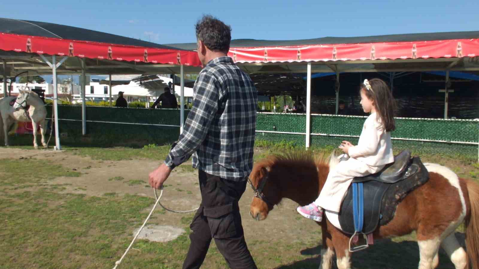 Balıkesir’de çocukların at binme sevinci
Balıkesir’de çocukların at binme sevinci