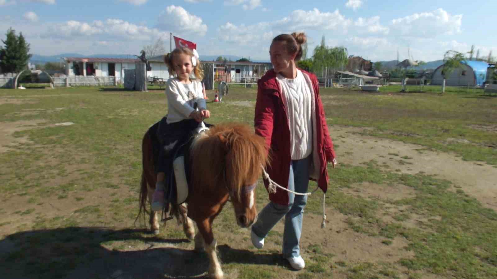 Balıkesir’de çocukların at binme sevinci
Balıkesir’de çocukların at binme sevinci