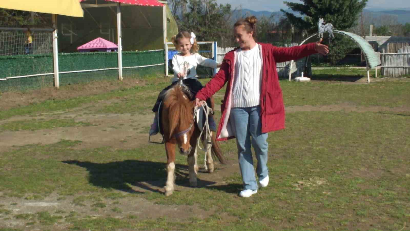 Balıkesir’de çocukların at binme sevinci
Balıkesir’de çocukların at binme sevinci