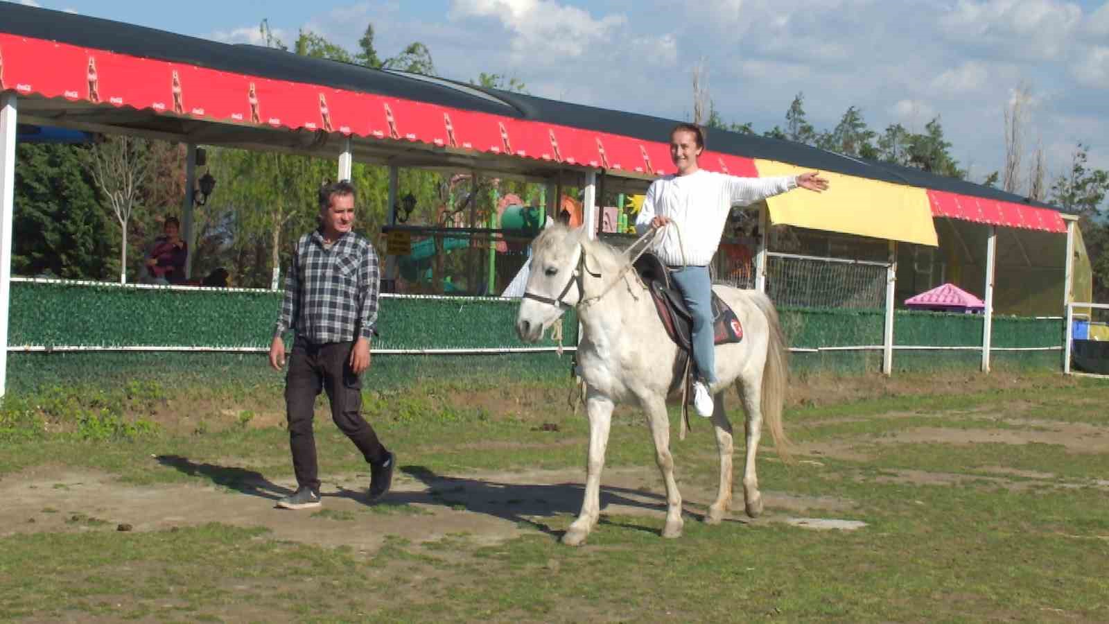 Balıkesir’de çocukların at binme sevinci
Balıkesir’de çocukların at binme sevinci