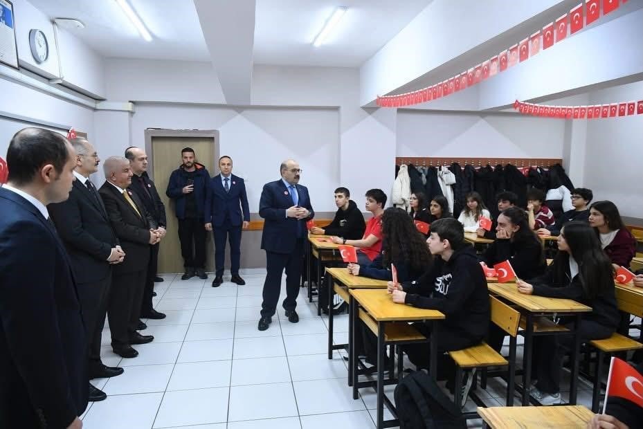 Balıkesir’de eğitimde ikinci dönem, bayrak sevgisiyle başladı
