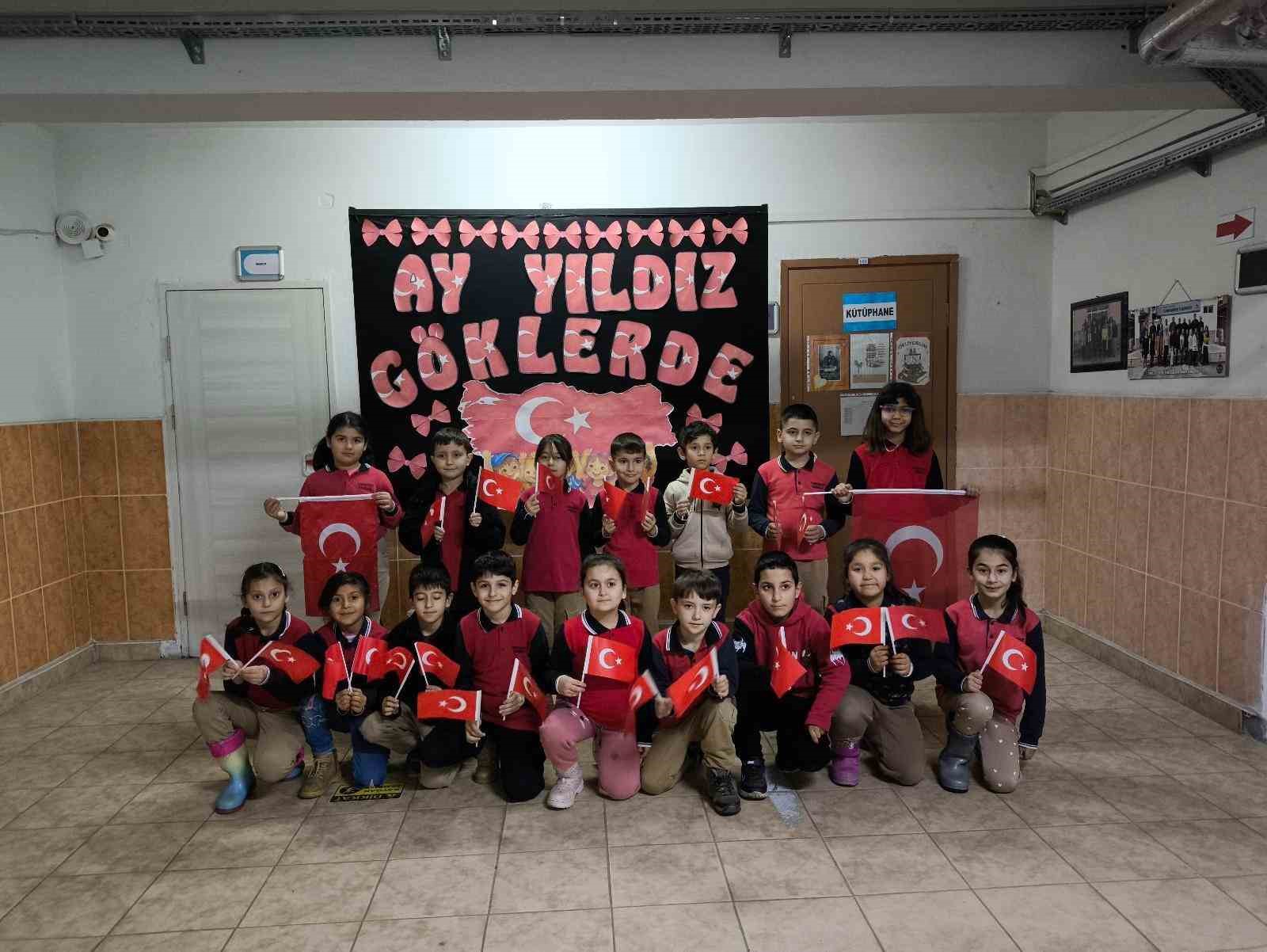 Balıkesir’de eğitimde ikinci dönem bayrak sevgisiyle başladı
