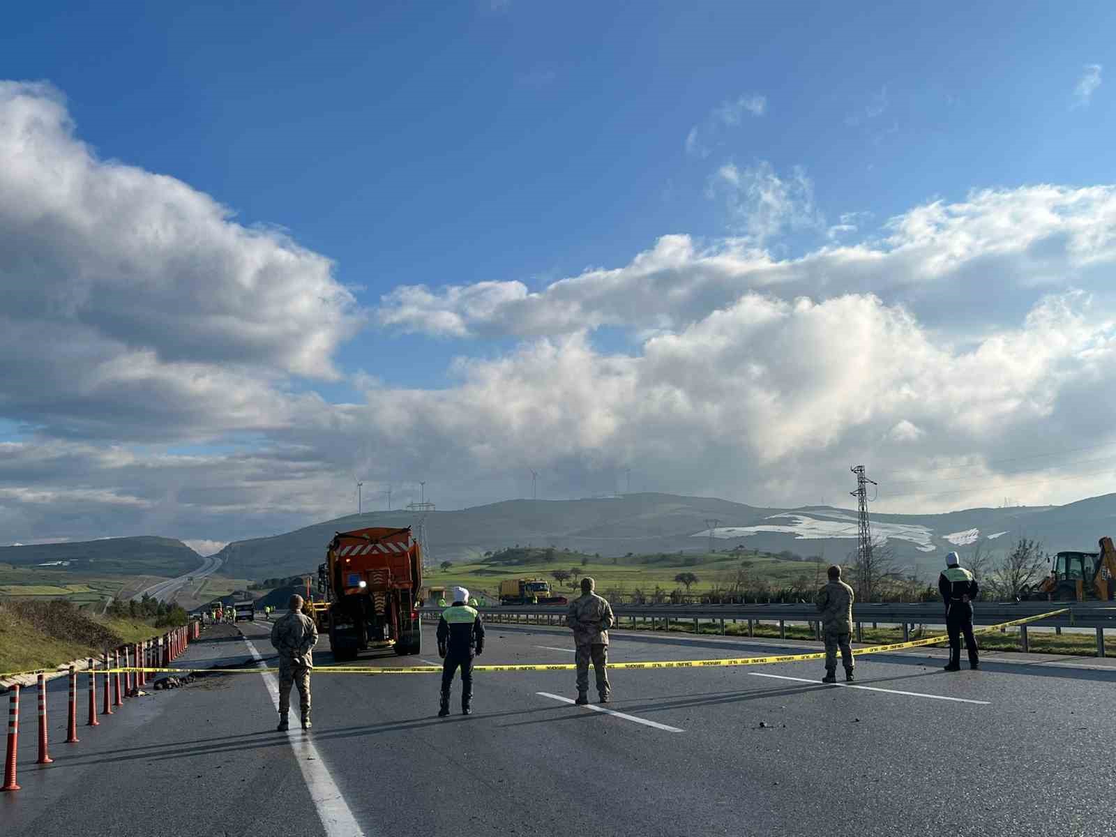 Balıkesir’de F-16 uçağının düştüğü bölgede çalışmalar sabahın ilk ışıklarıyla devam ediyor
