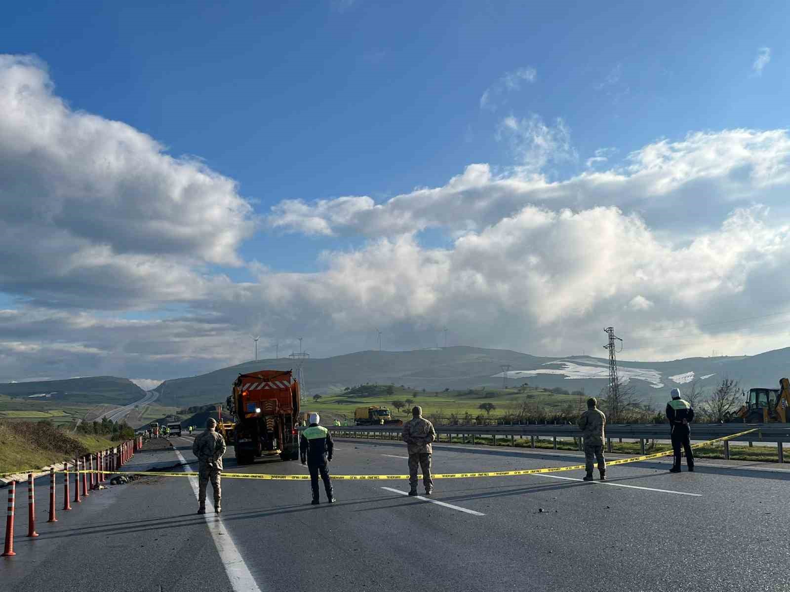 Balıkesir’de F-16 uçağının düştüğü bölgede çalışmalar sabahın ilk ışıklarıyla devam ediyor
