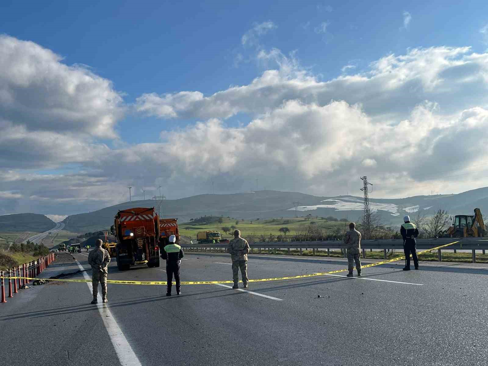 Balıkesir’de F-16 uçağının düştüğü bölgede çalışmalar sabahın ilk ışıklarıyla devam ediyor
