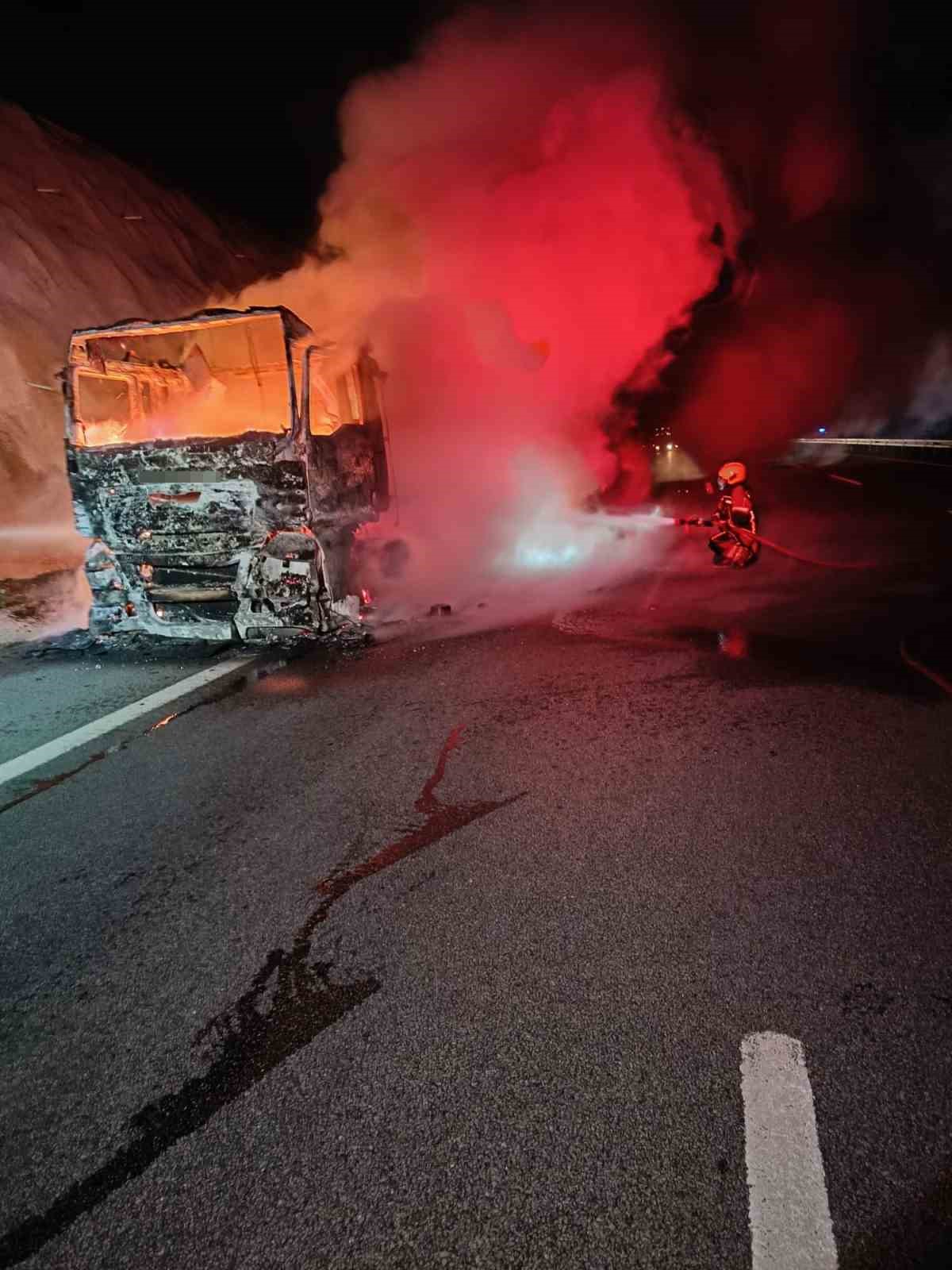 Balıkesir’de kauçuk yüklü tır alev alev yandı
