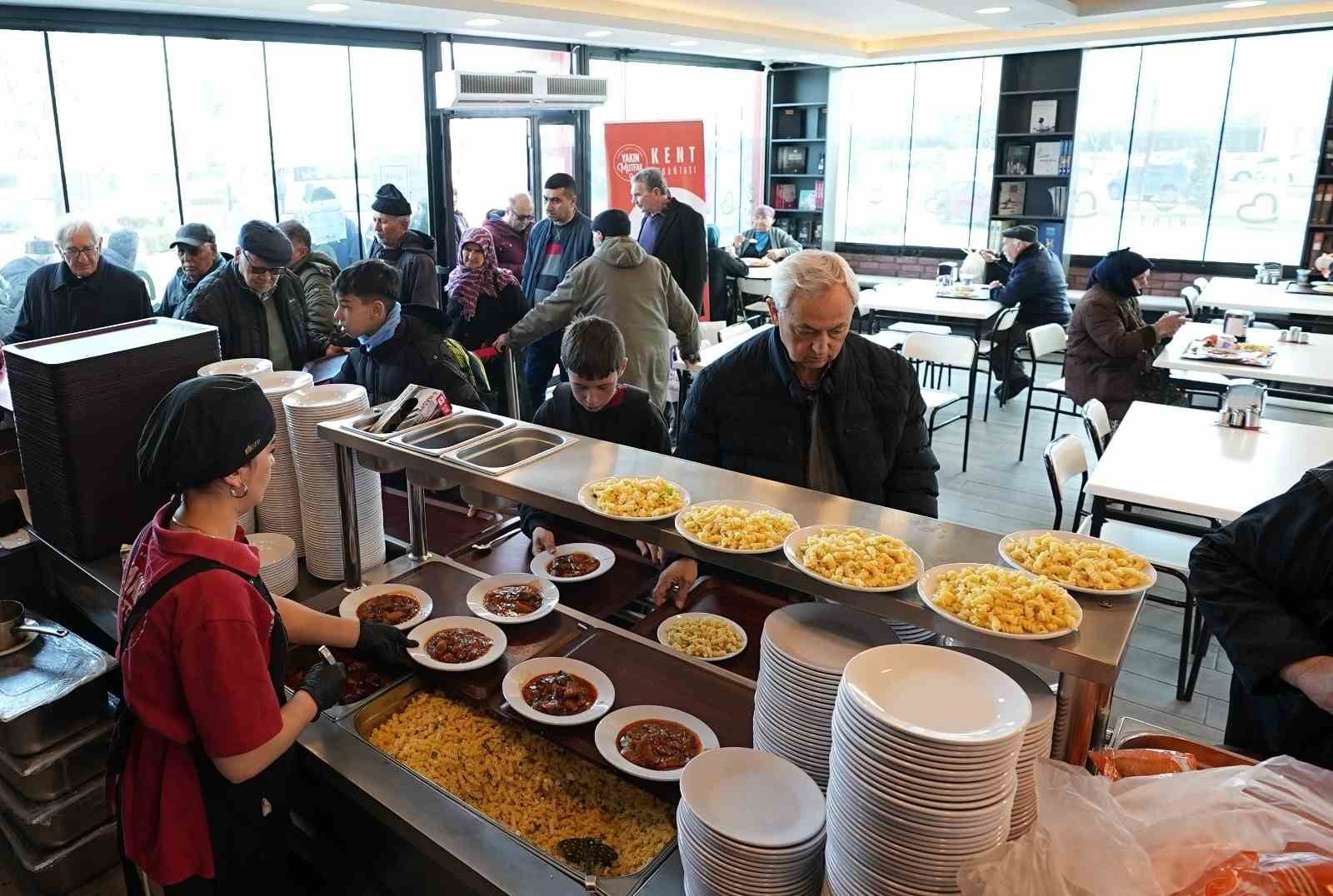 Balıkesir’de Kent Lokantası’na vatandaştan yoğun ilgi
Balıkesir’de Kent Lokantası’na vatandaştan yoğun ilgi