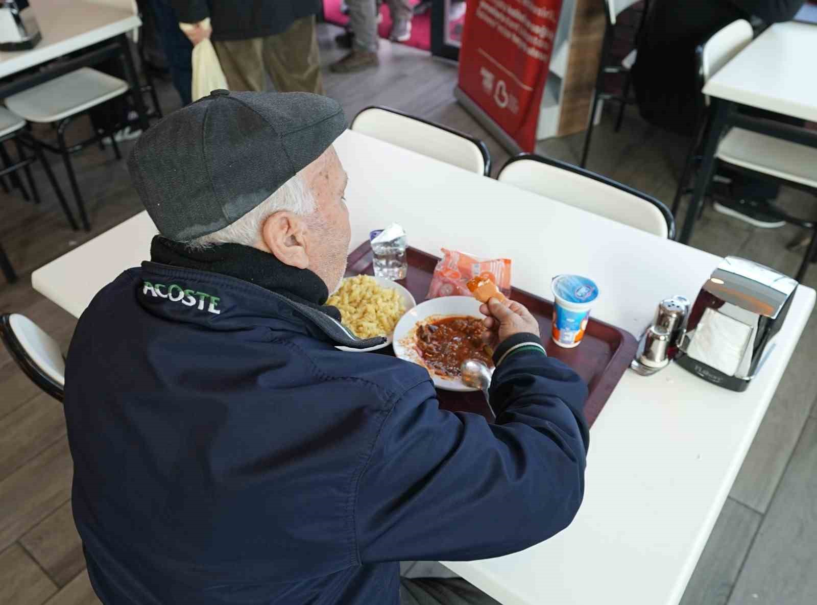 Balıkesir’de Kent Lokantası’na vatandaştan yoğun ilgi
Balıkesir’de Kent Lokantası’na vatandaştan yoğun ilgi
