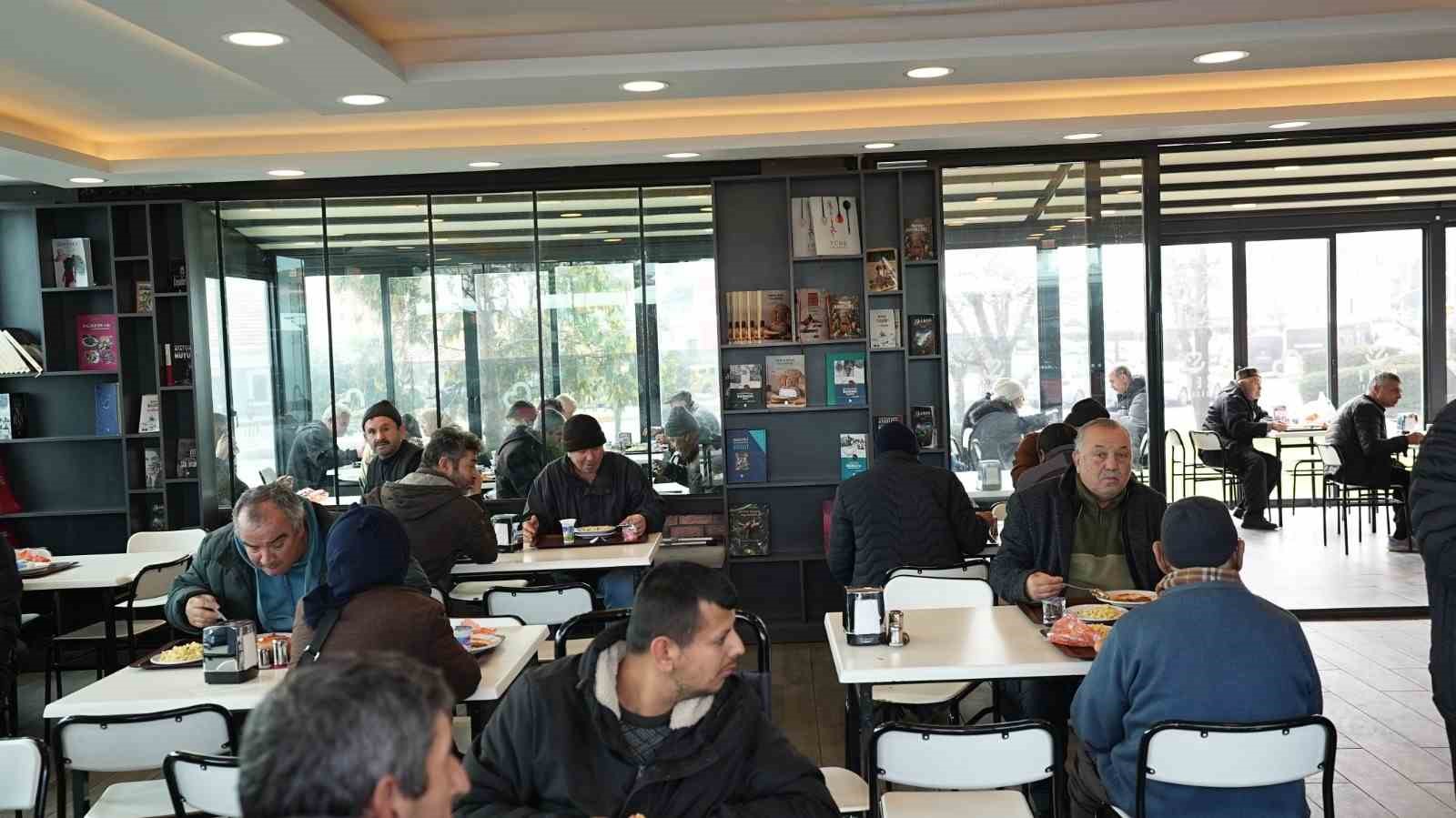 Balıkesir’de Kent Lokantası’na vatandaştan yoğun ilgi
Balıkesir’de Kent Lokantası’na vatandaştan yoğun ilgi