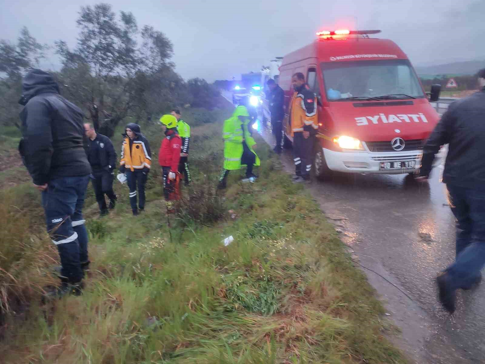 Balıkesir’de kontrolden çıkan otomobil zeytinliğe savruldu: 1 yaralı
