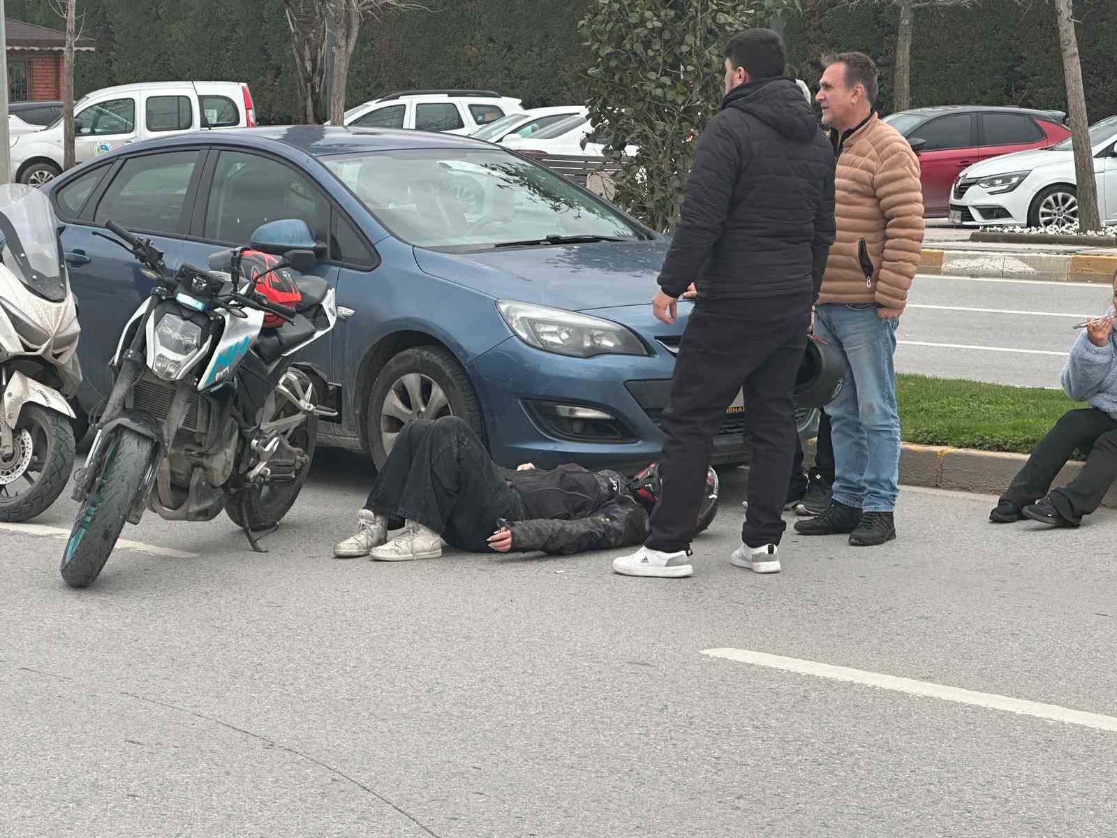 Balıkesir’de otomobil, motosiklete çarptı; 1 yaralı
