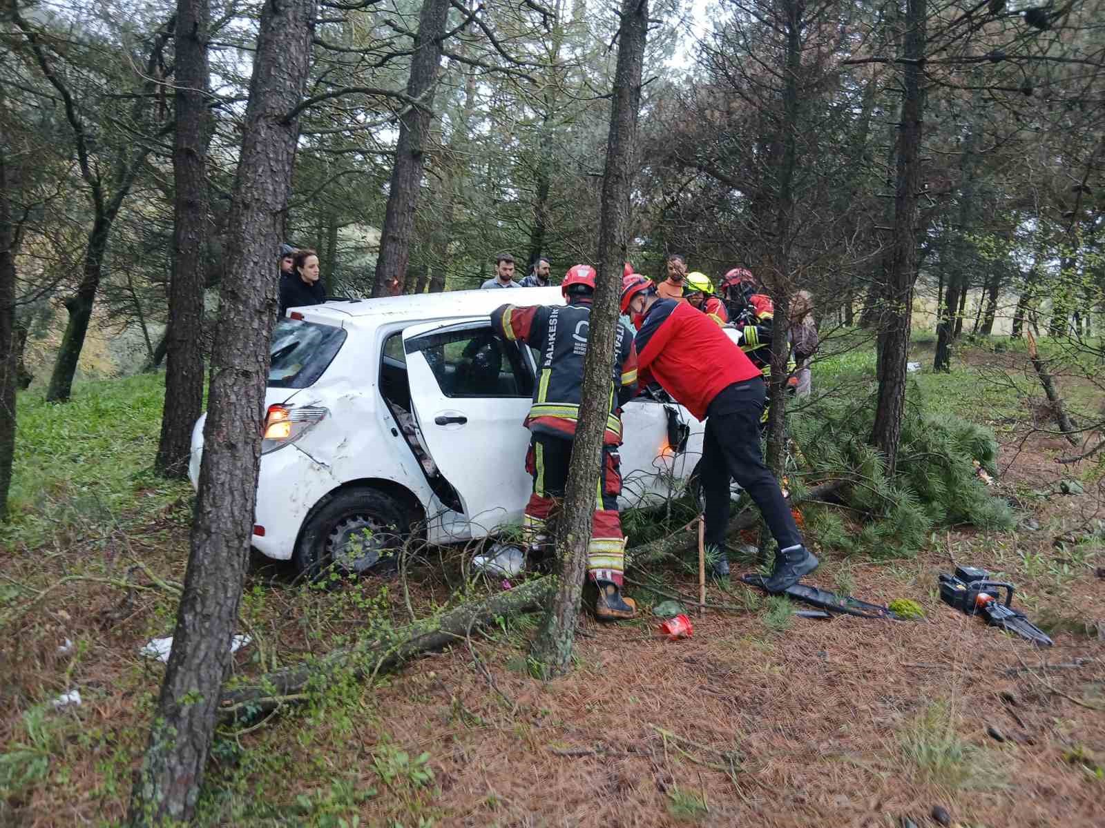 Balıkesir’de otomobil ormanlık alana uçtu: 2 yaralı
