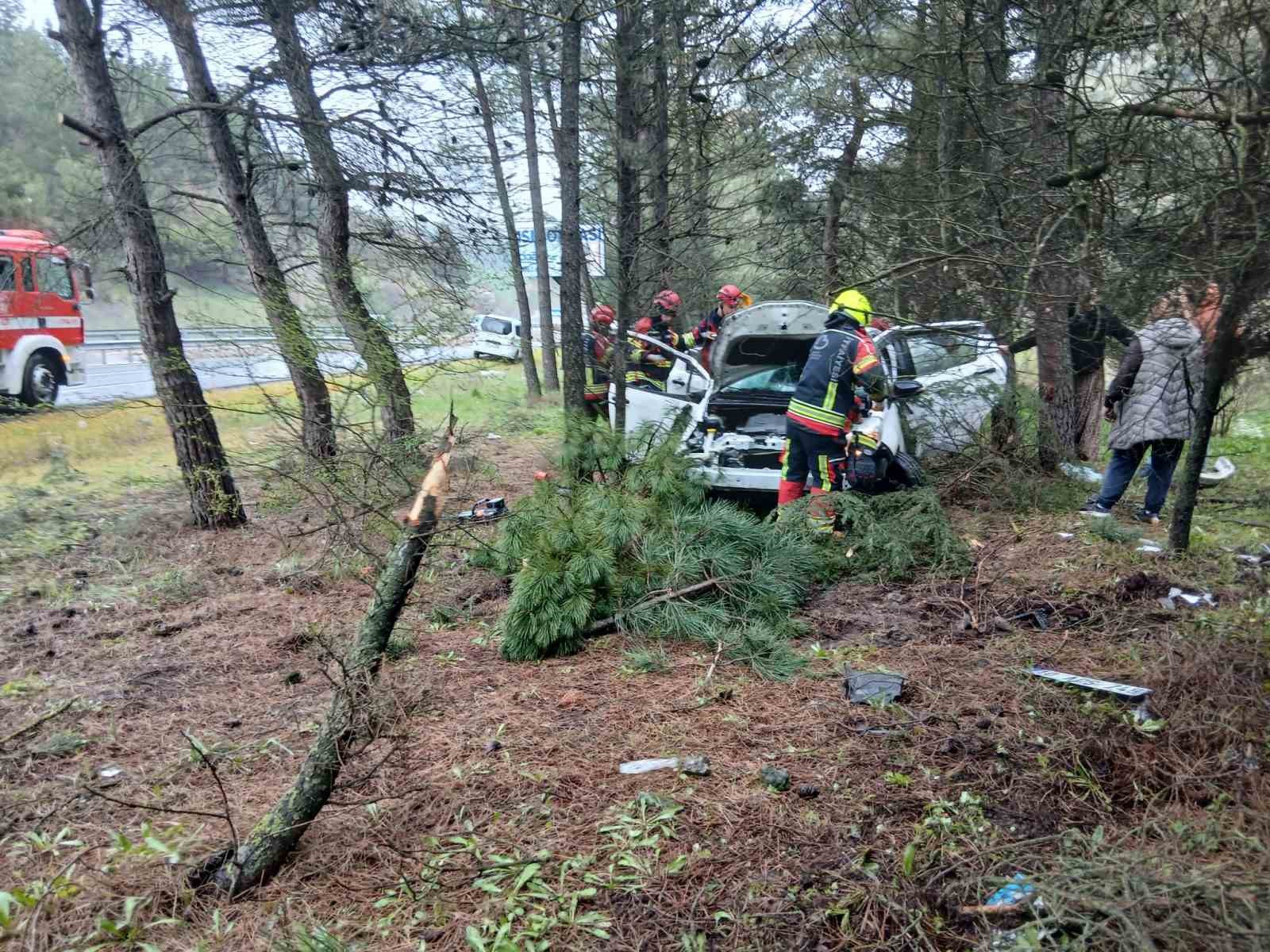 Balıkesir’de otomobil ormanlık alana uçtu: 2 yaralı
