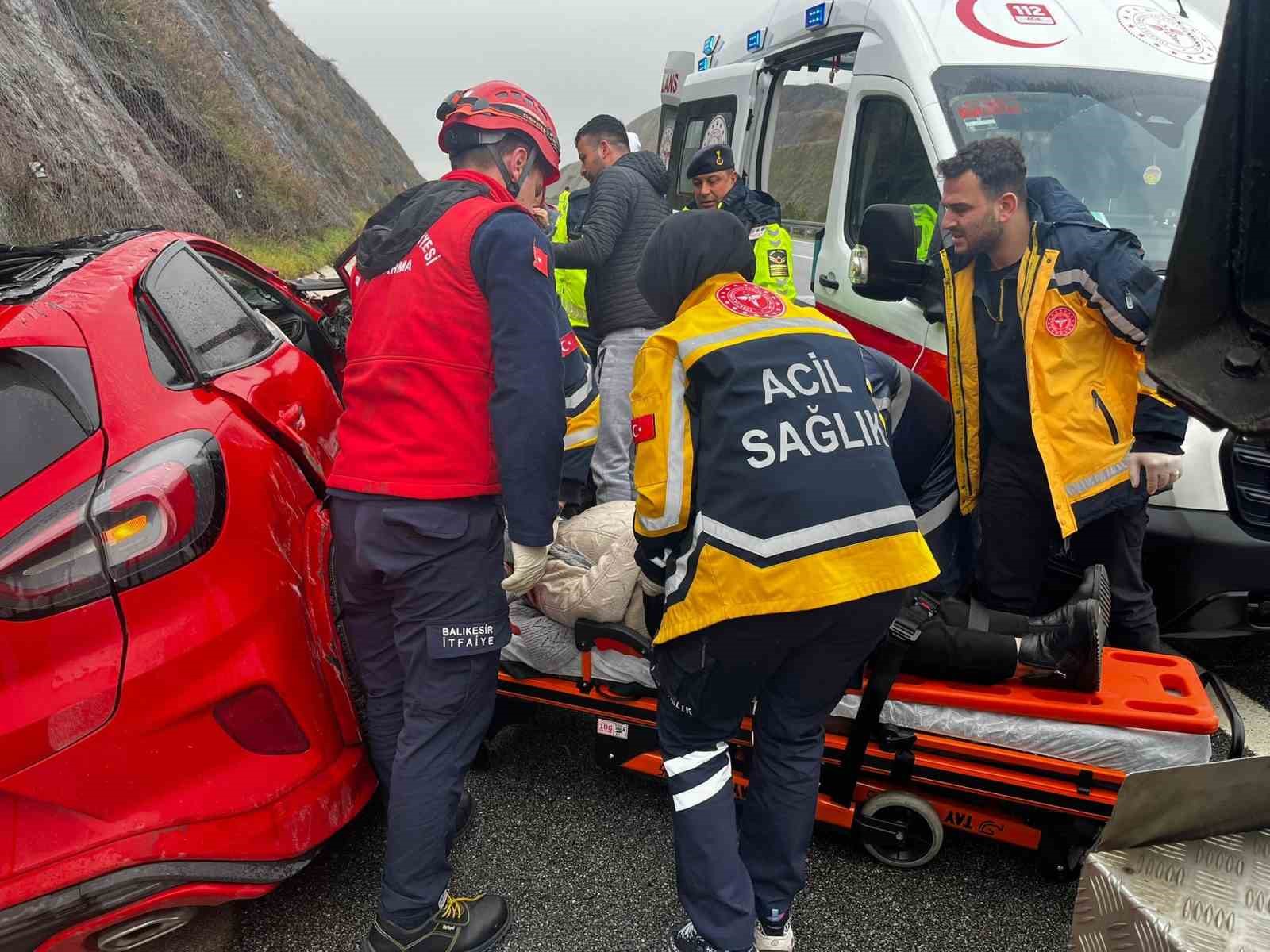Balıkesir’de otomobil yoldan çıktı: 2 yaralı
