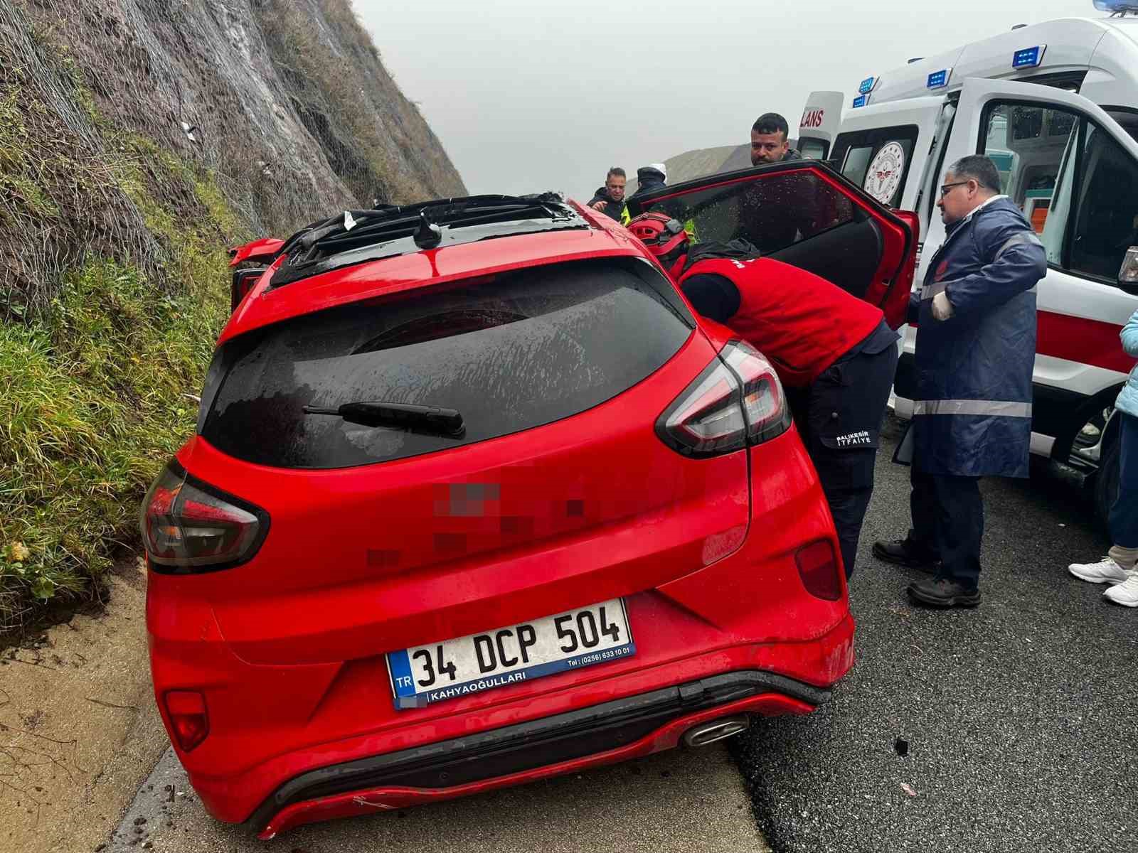 Balıkesir’de otomobil yoldan çıktı: 2 yaralı
