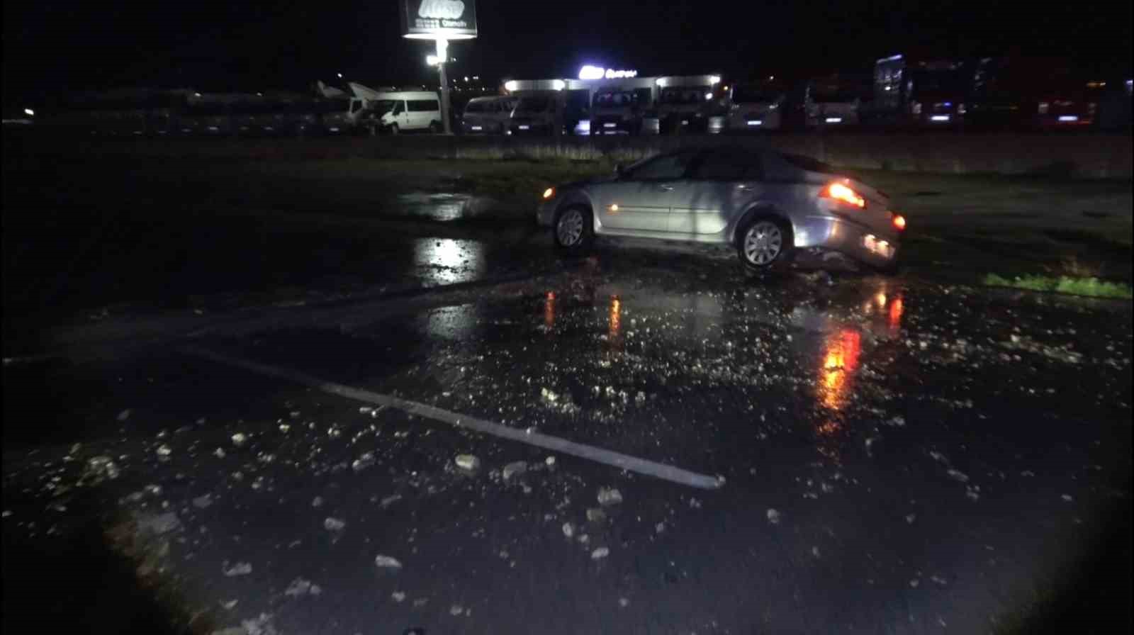 Balıkesir’de otomobilin çarptığı direk devrildi
