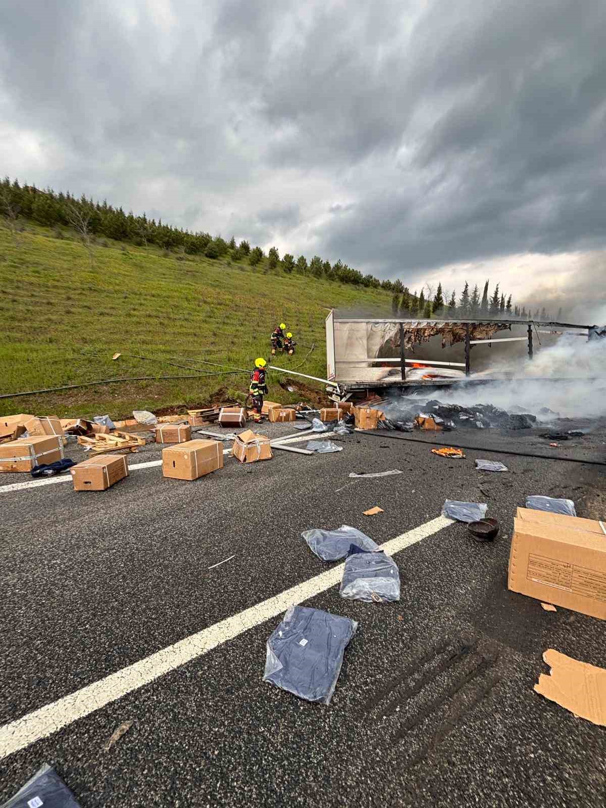 Balıkesir’de otoyolda korkutan tır yangını: 2 yaralı
