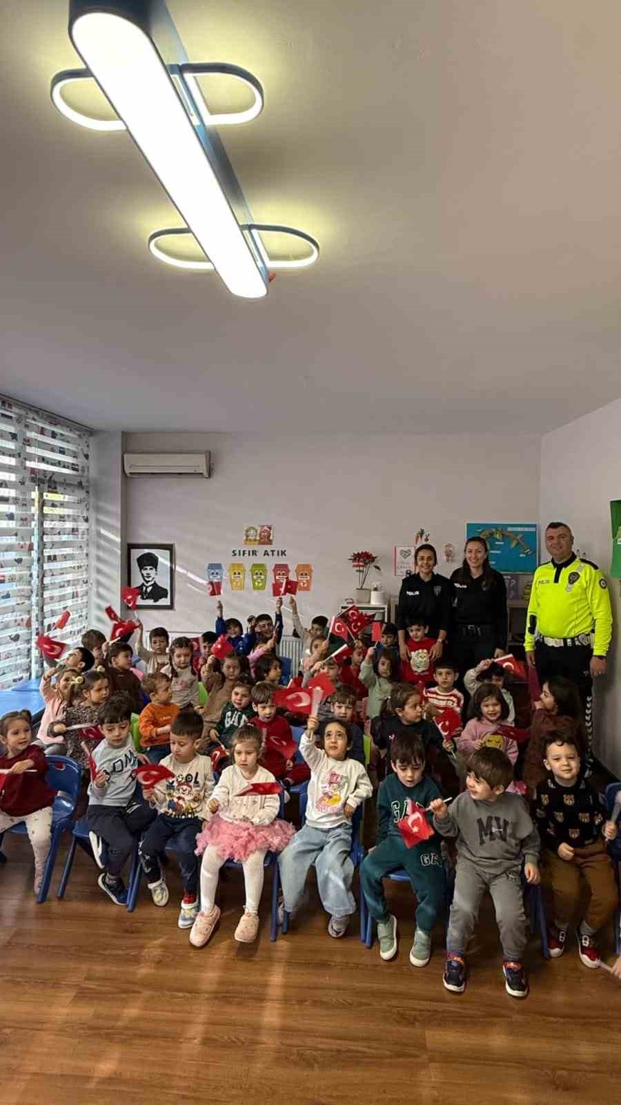 Balıkesir’de polisler miniklere trafik eğitimi verdi
