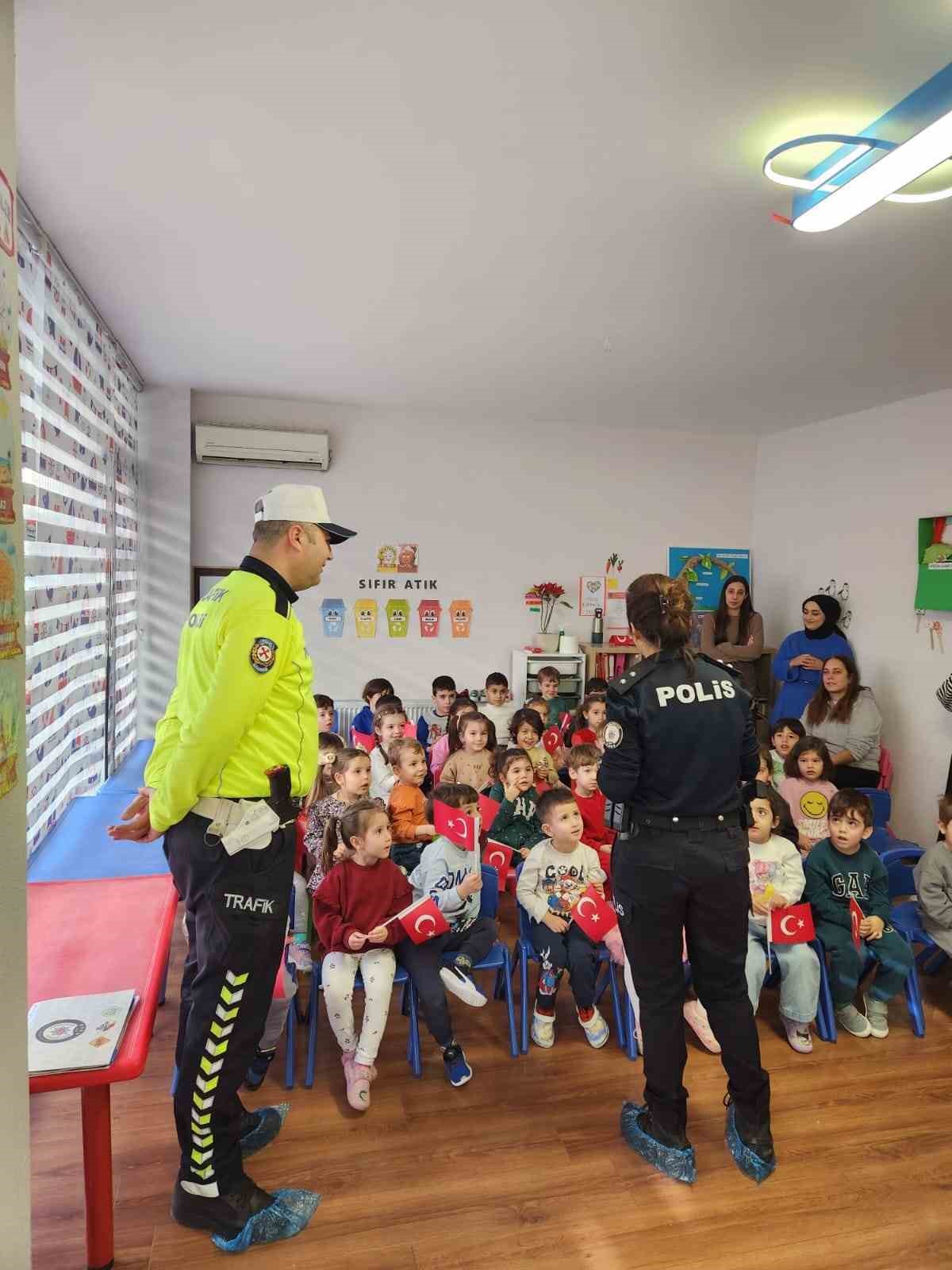 Balıkesir’de polisler miniklere trafik eğitimi verdi
