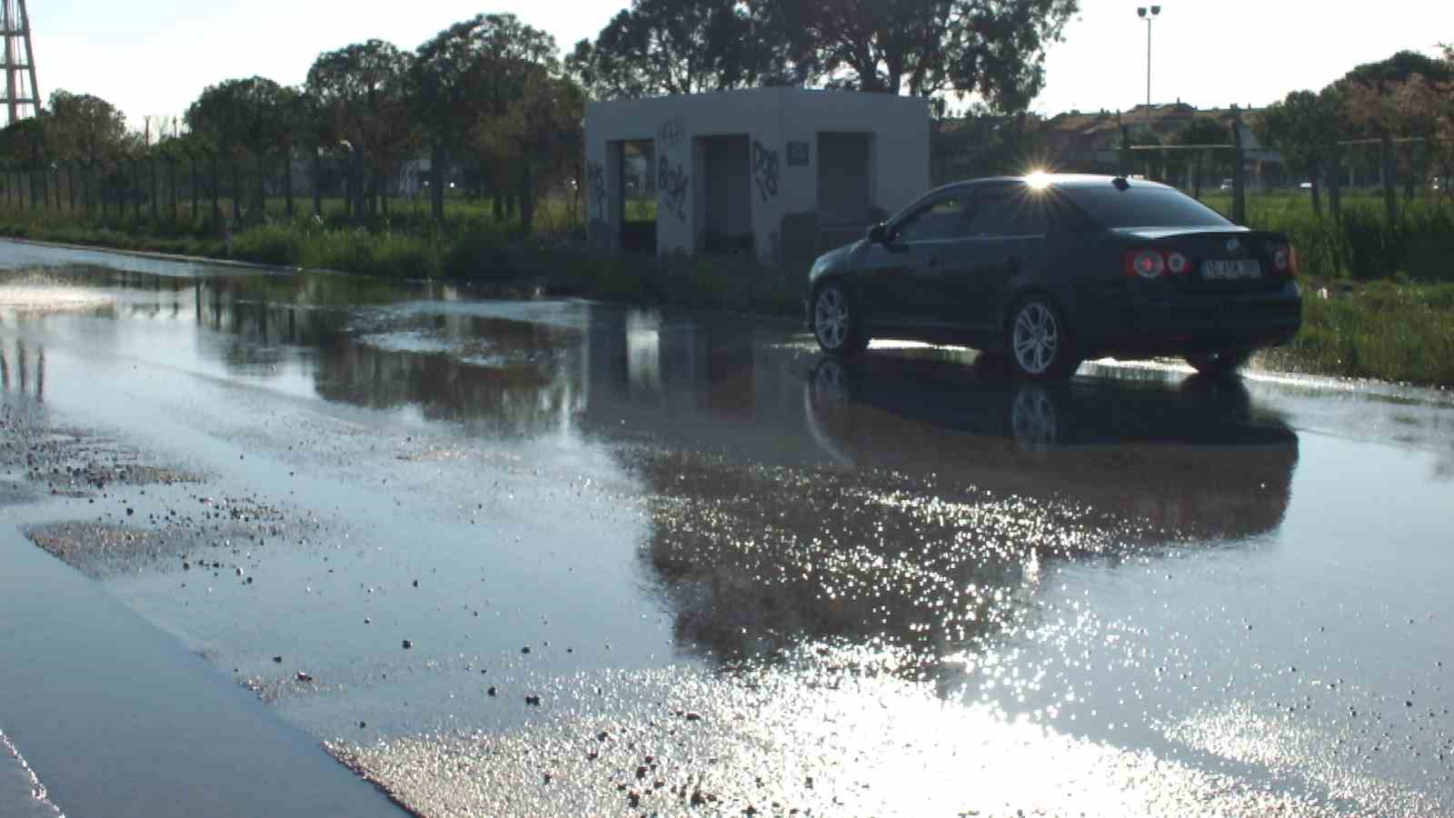 Balıkesir’de sağanak nedeniyle arazileri sular bastı, rögarlar taştı
