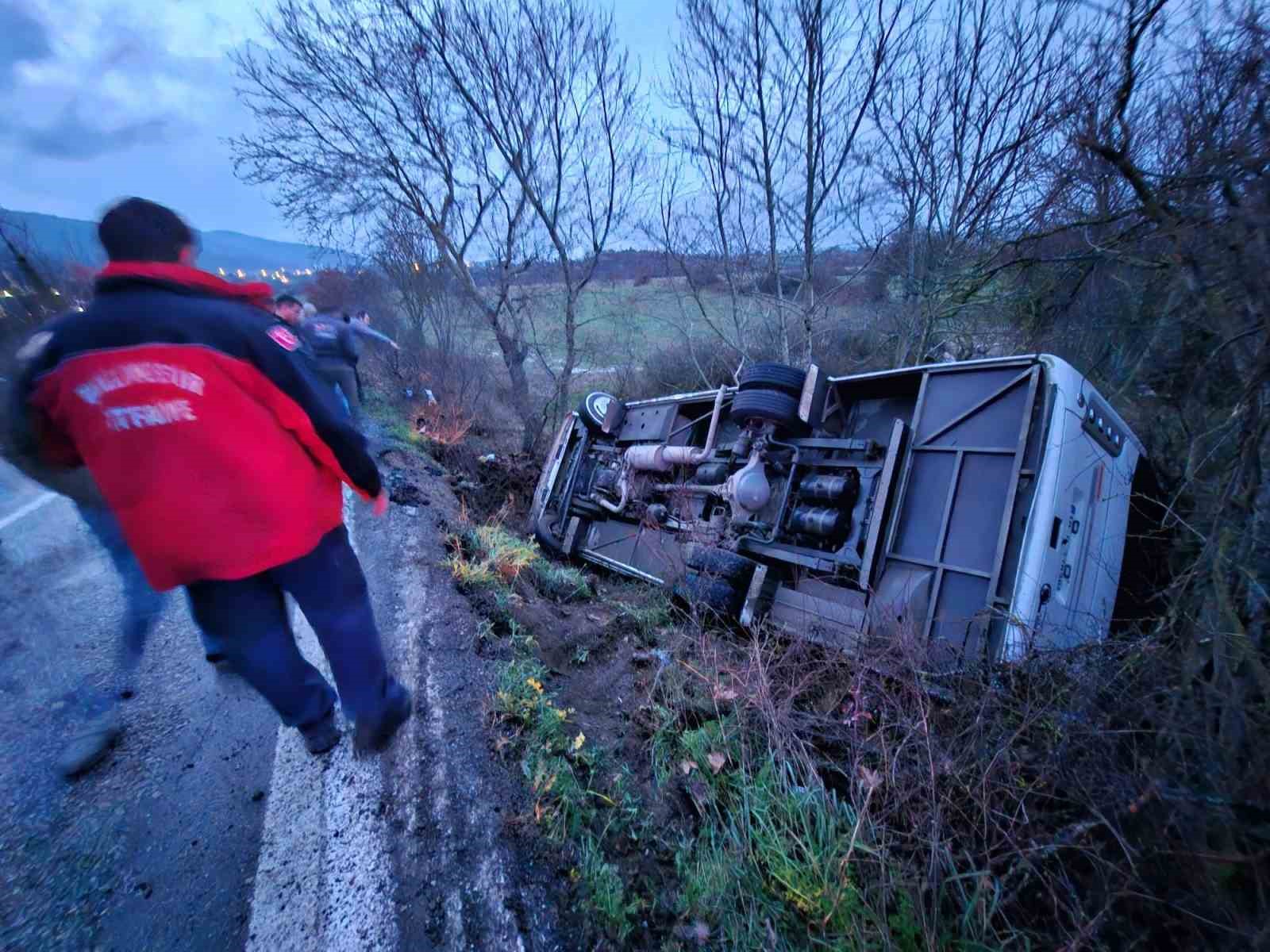 Balıkesir’de servis aracı şarampole uçtu: 14 yaralı

