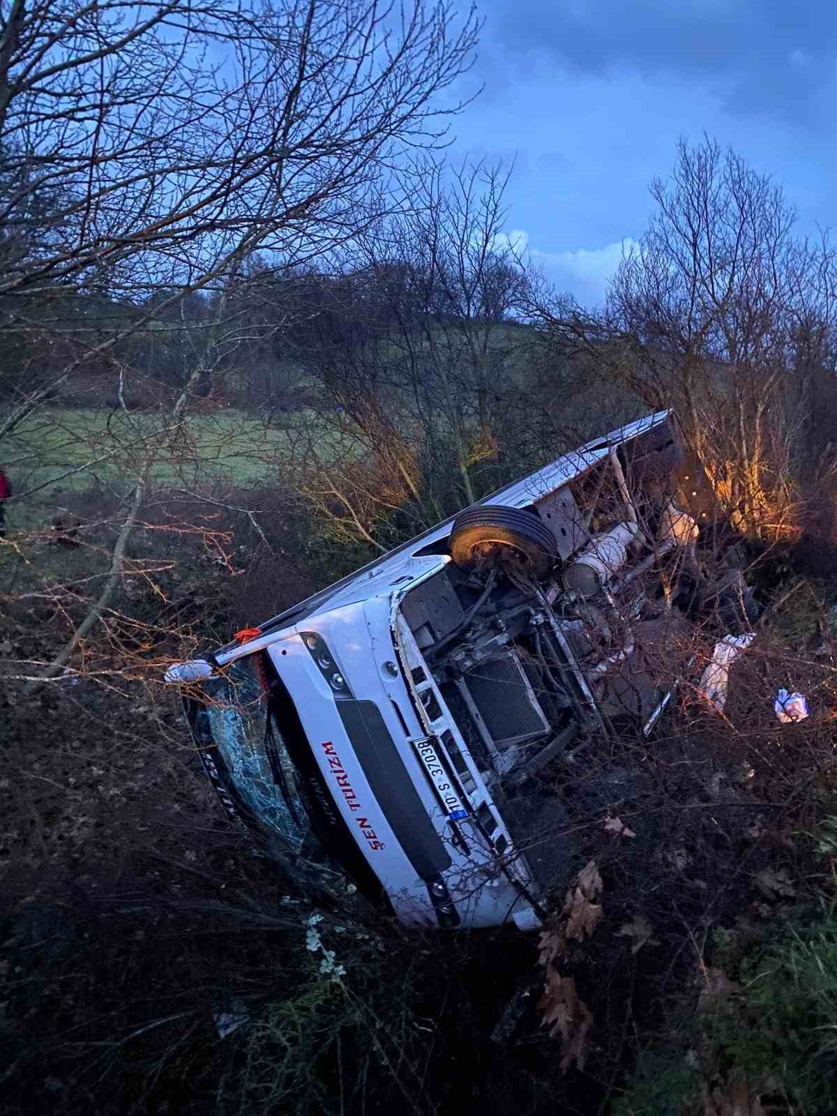 Balıkesir’de servis aracı şarampole uçtu: 14 yaralı
