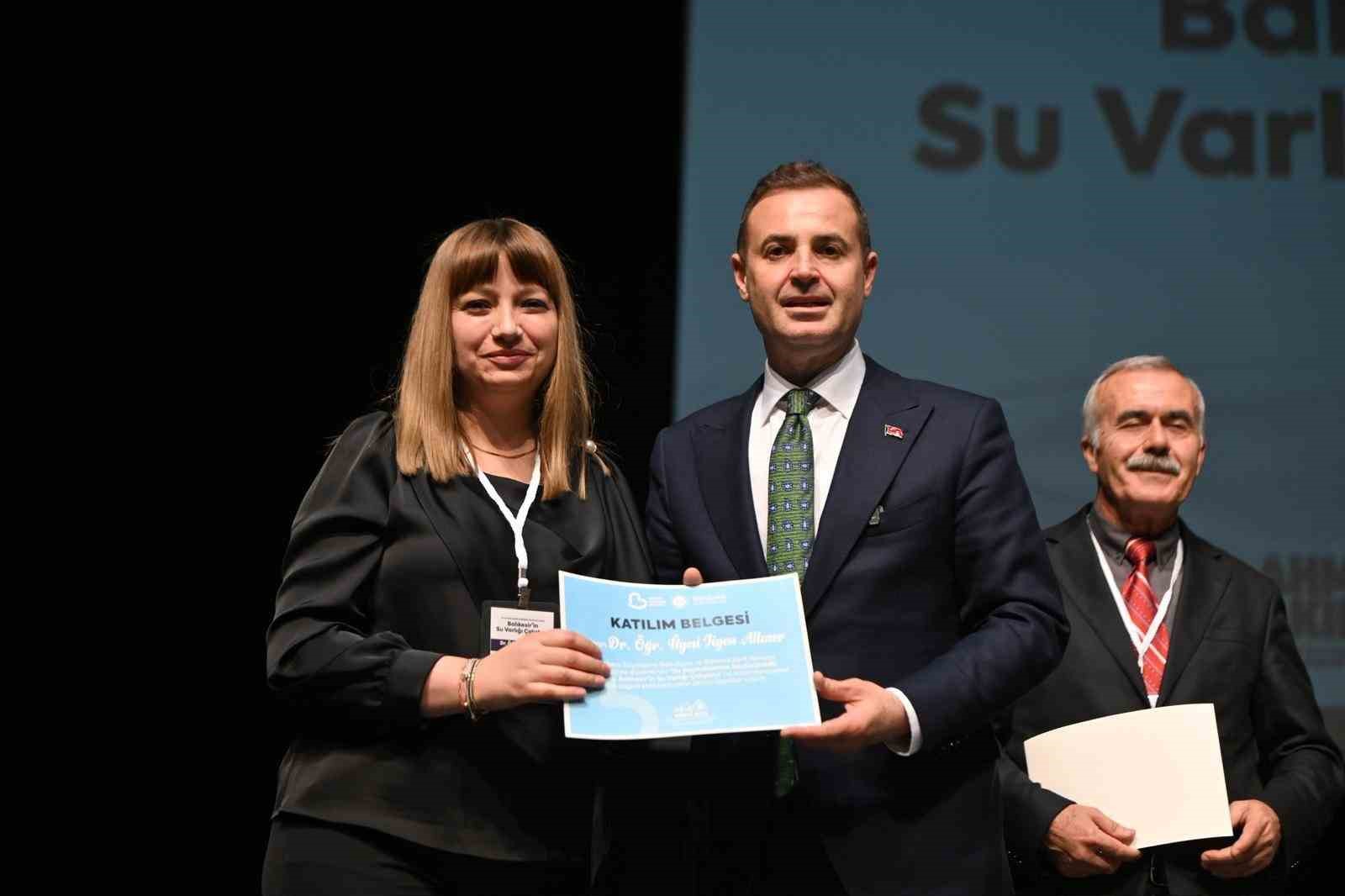 Balıkesir’de suyun geleceği masaya yatırıldı
Balıkesir’de suyun geleceği masaya yatırıldı