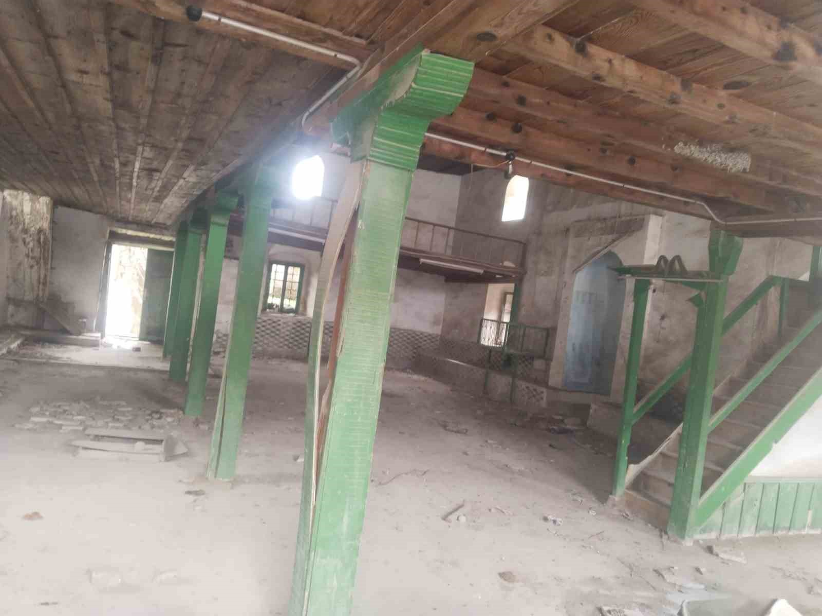 Balıkesir’de tarihi eski cami çürümeye başladı
