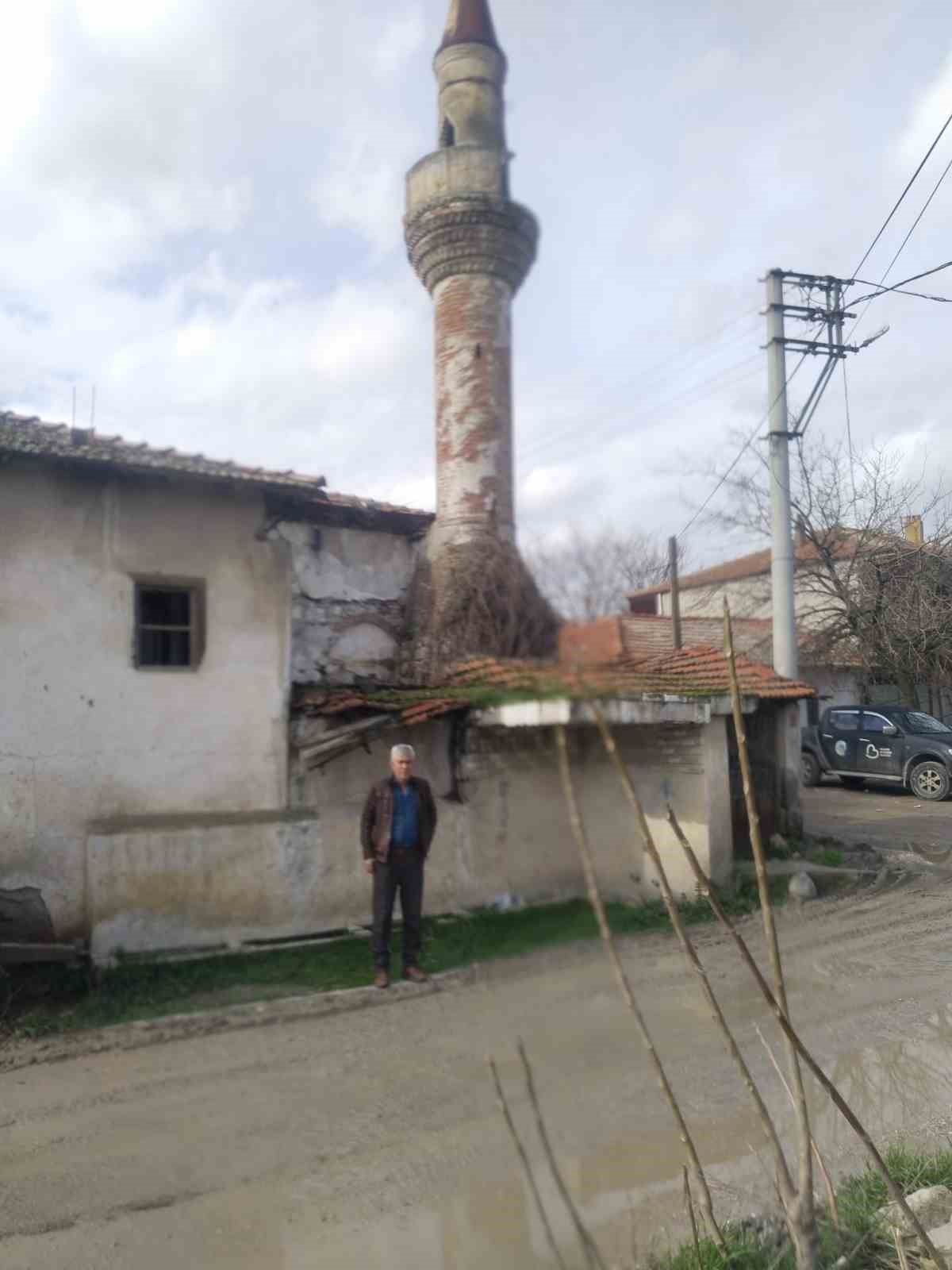 Balıkesir’de tarihi eski cami çürümeye başladı
