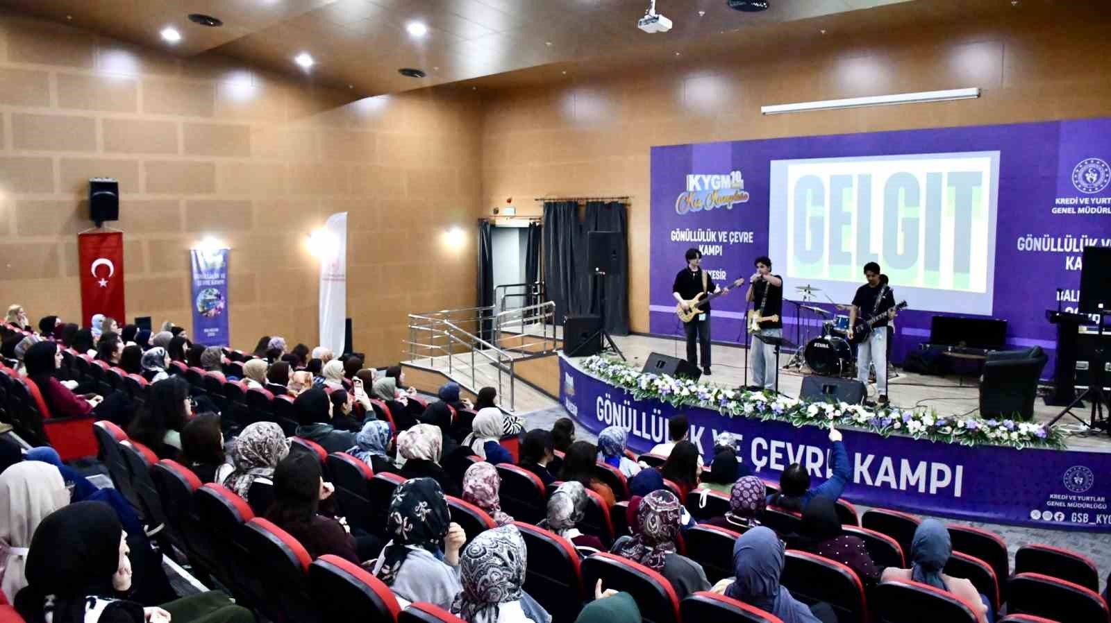 Balıkesir’de tematik kış kampı tamamlandı
Balıkesir’de tematik kış kampı tamamlandı