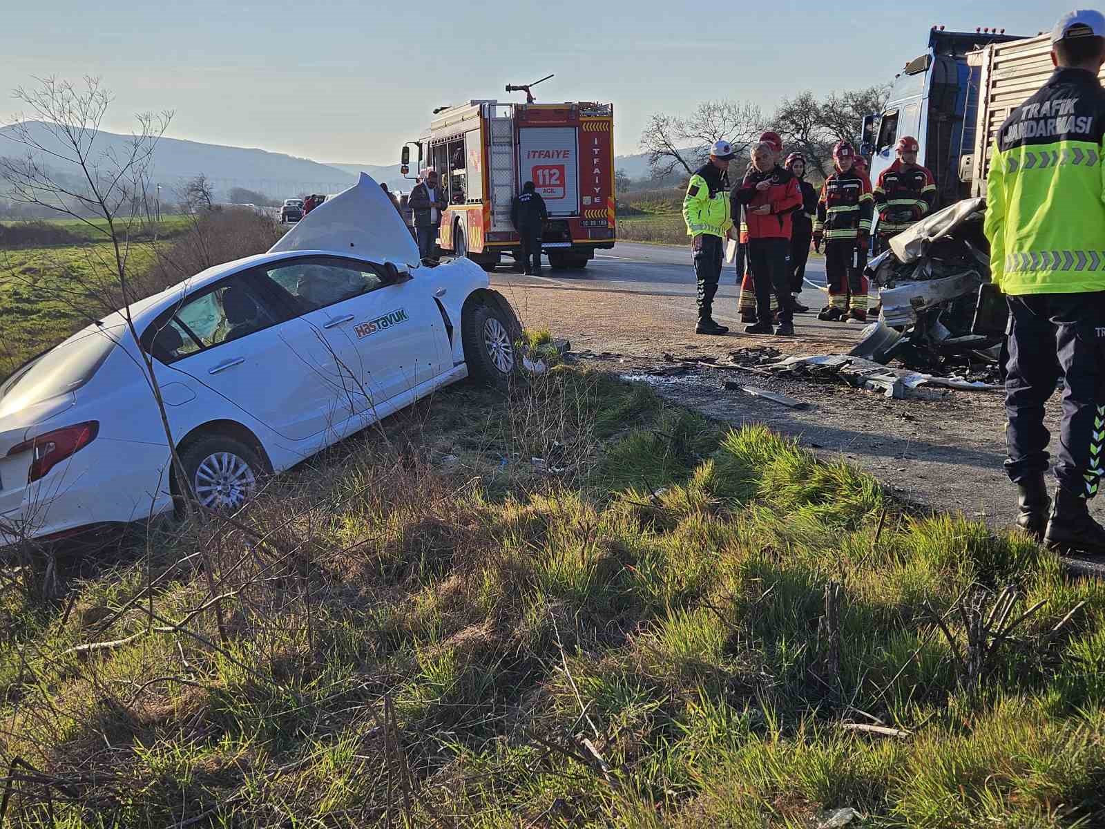 Balıkesir’de trafik kazası: 1 ölü, 2 yaralı

