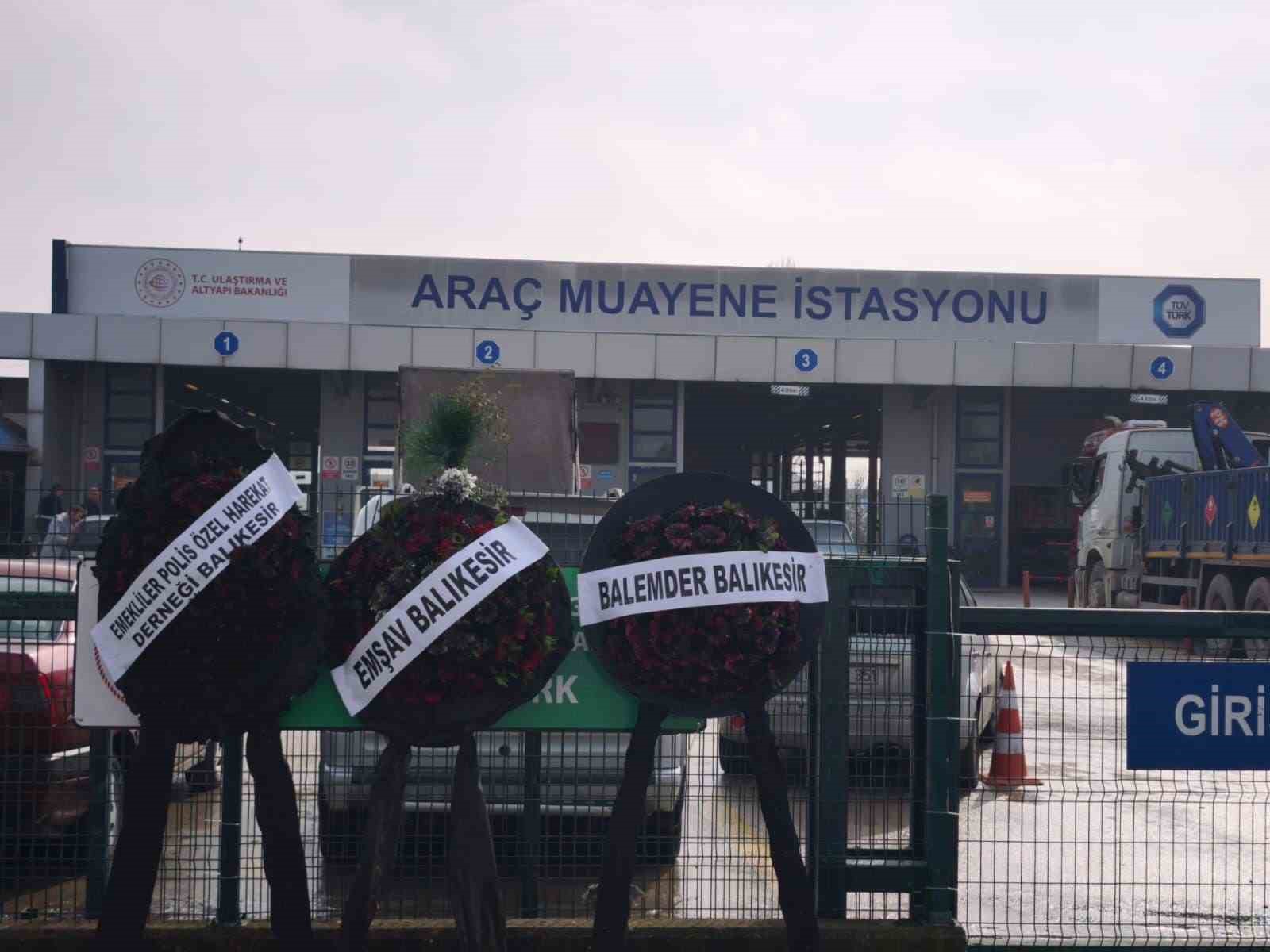 Balıkesir’de TÜVTÜRK önünde siyah çelenkli protesto
