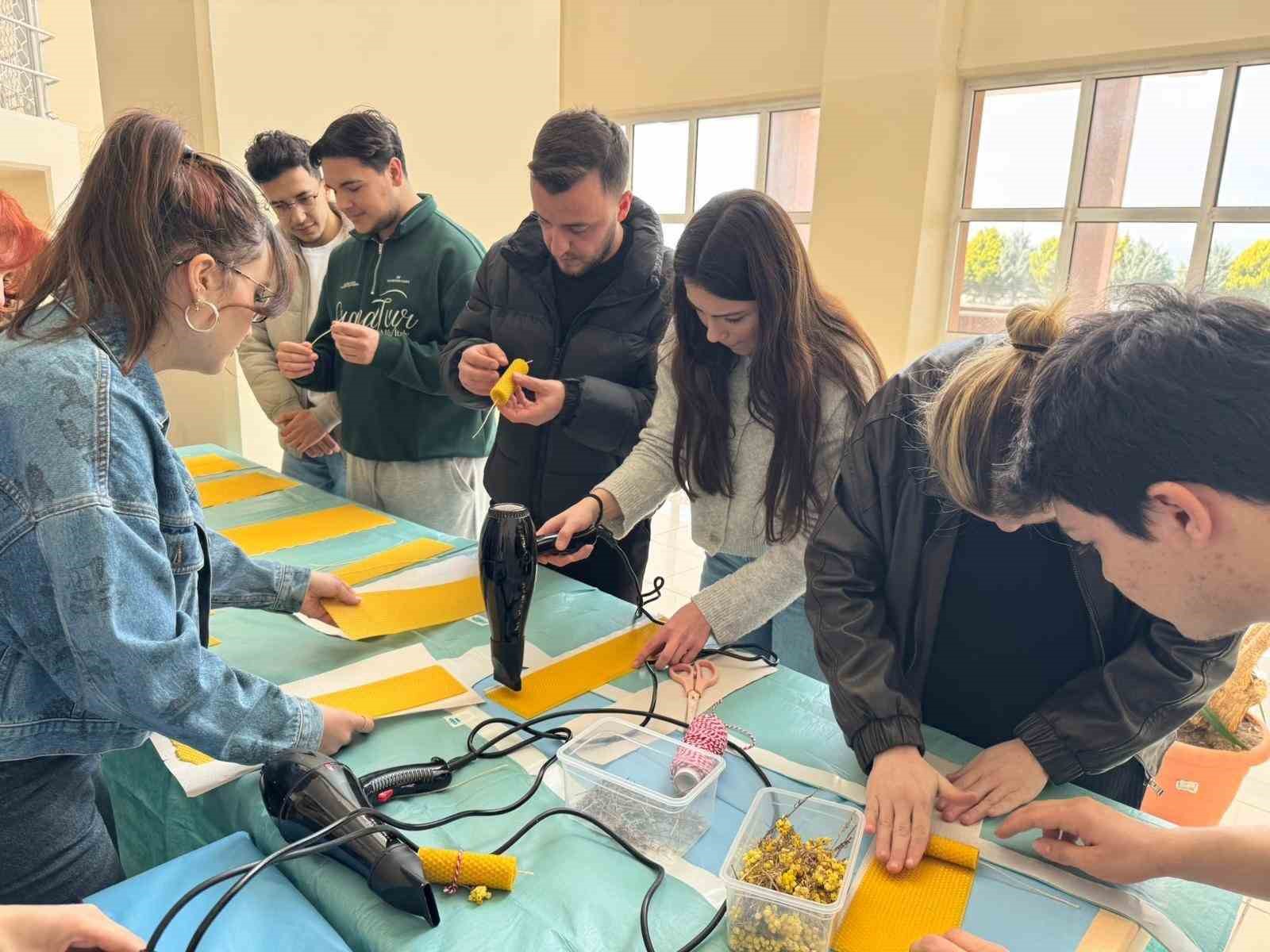 Balıkesir’de üniversiteliler bal mumu etkinliği düzenledi
