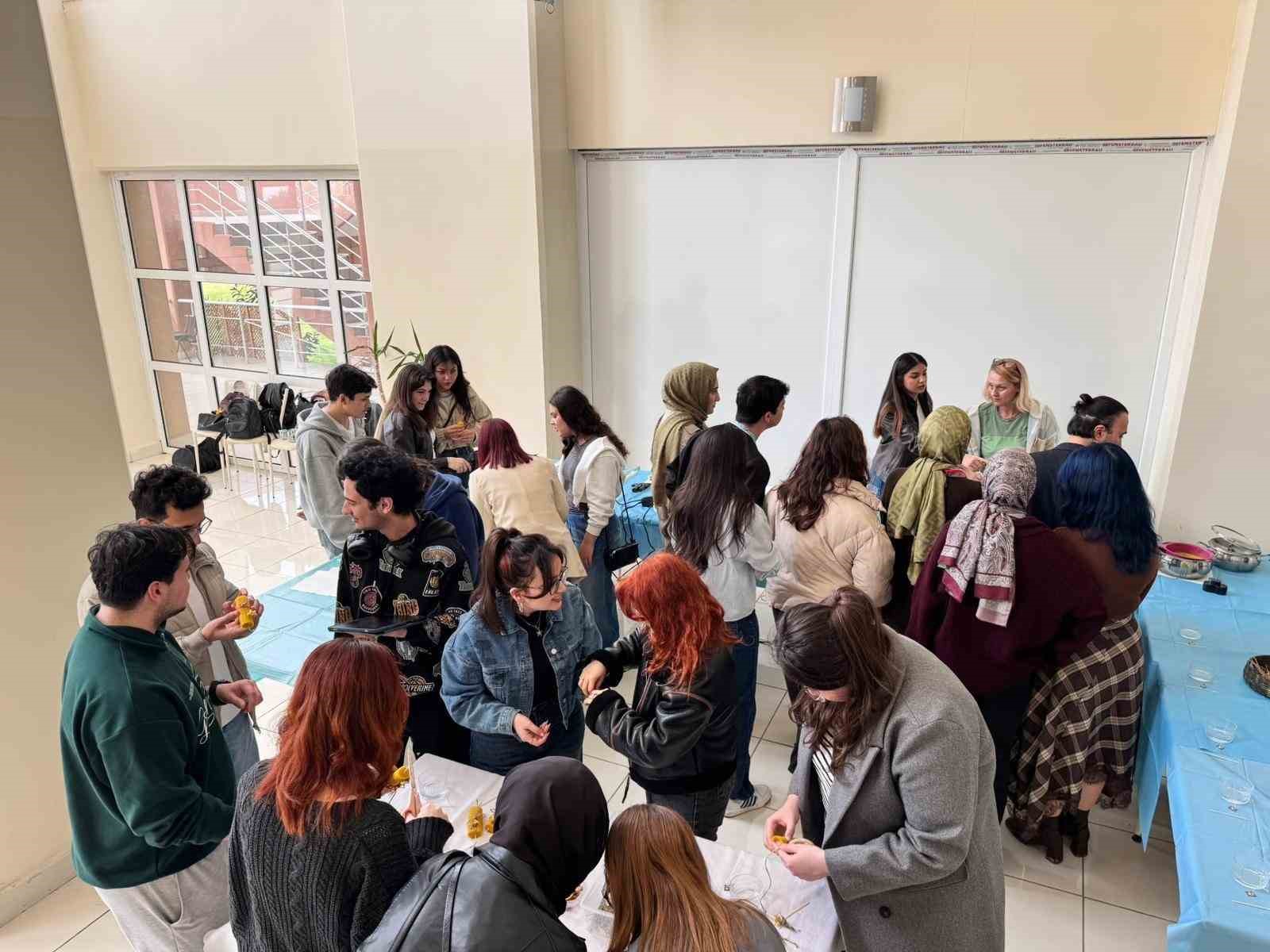 Balıkesir’de üniversiteliler bal mumu etkinliği düzenledi
