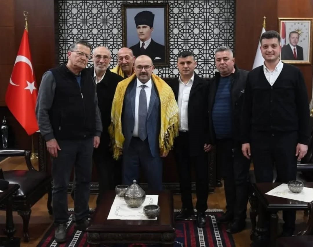 Balıkesir’de Vali Ustaoğlu devecileri kabul etti
Balıkesir’de Vali Ustaoğlu devecileri kabul etti