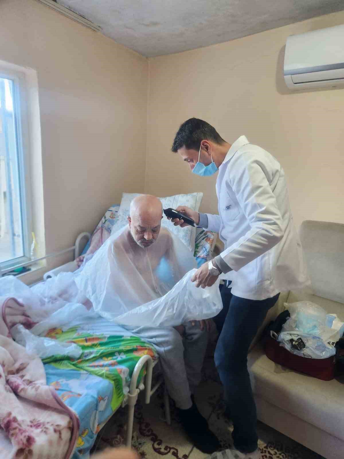 Balıkesir’de ’yakın berber’ uygulaması: İlçe ilçe dolaşarak hizmete devam ediyor
