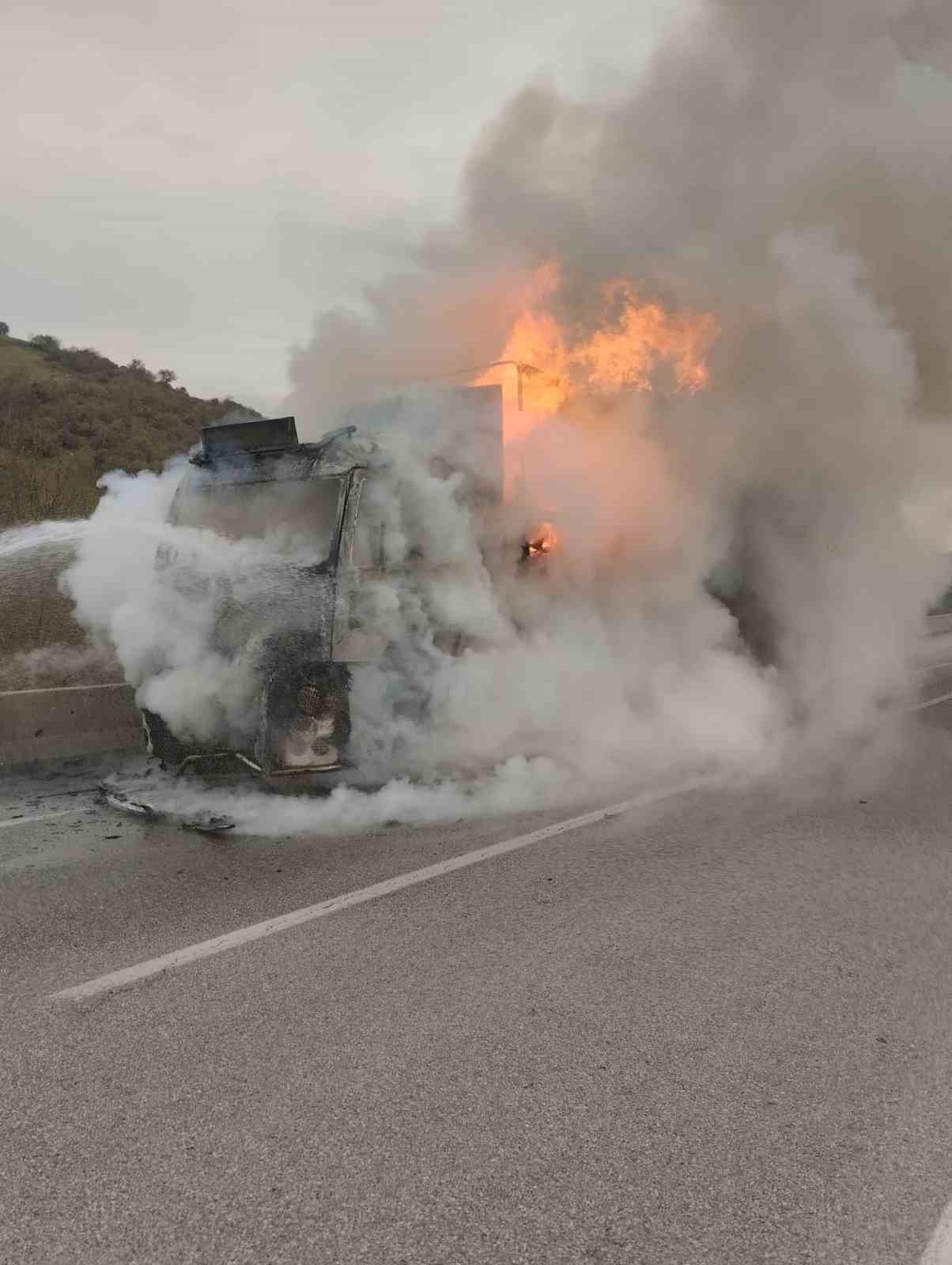 Balıkesir’de yanan tır kullanılmaz hale geldi
