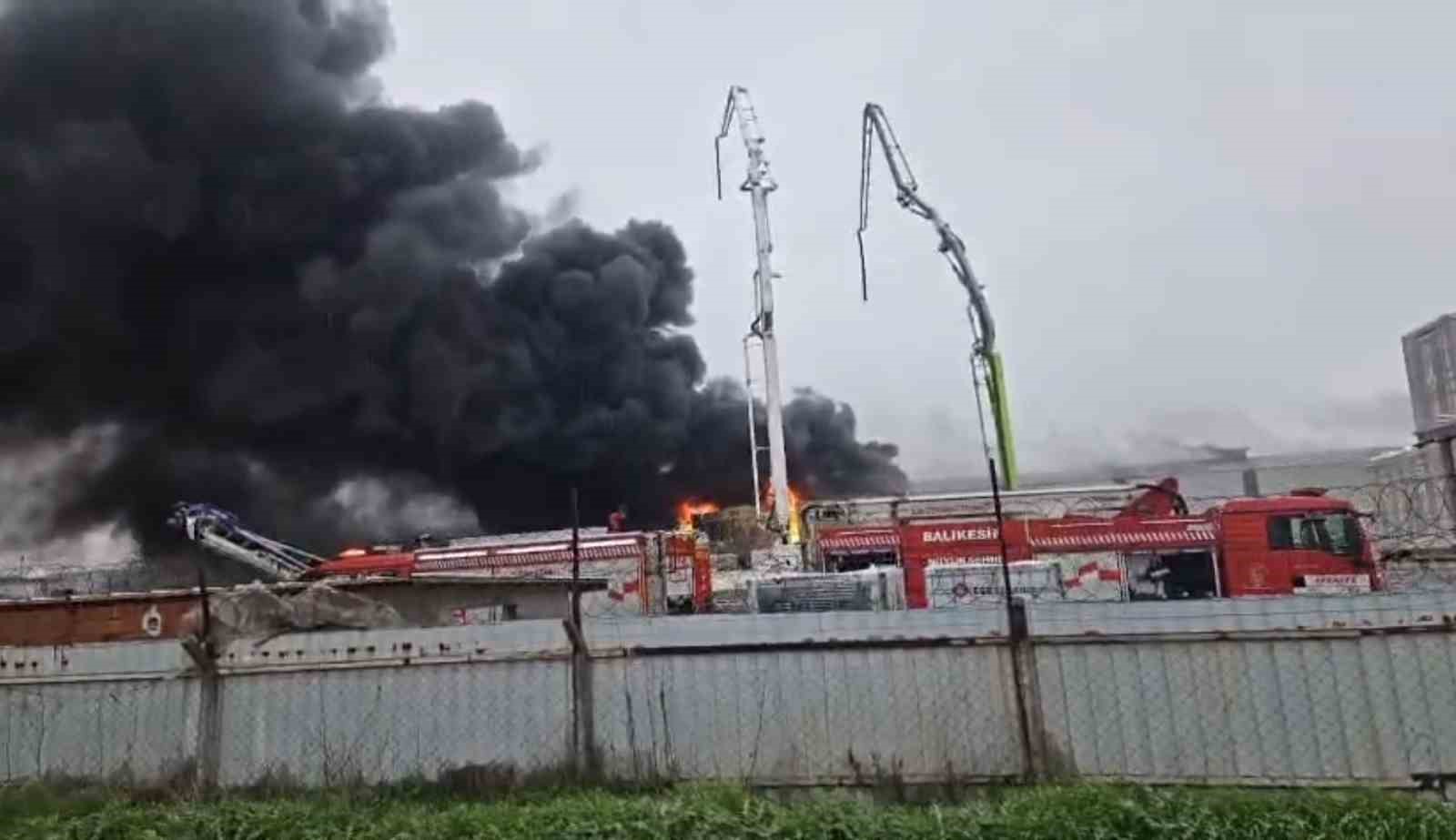 Balıkesir’de yapı market deposunda yangın
