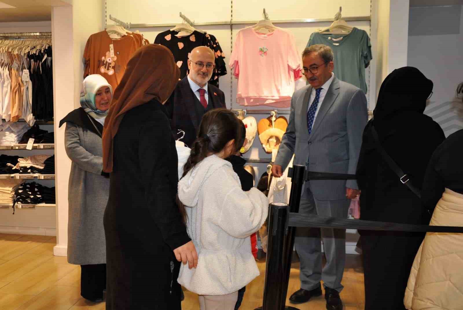 Balıkesir’de yetimler bayramlık sevinci yaşadı
