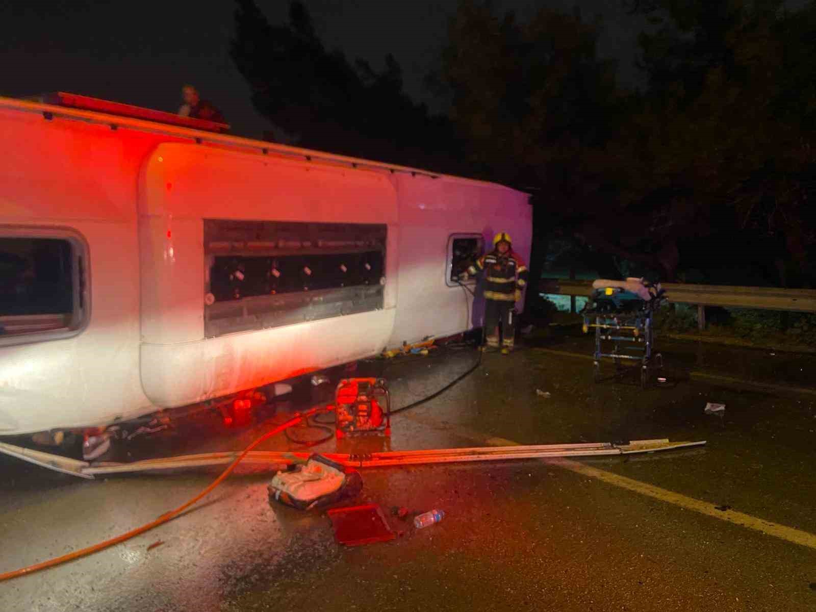Balıkesir’de yolcu otobüsü devrildi: 3 ölü, 26 yaralı
