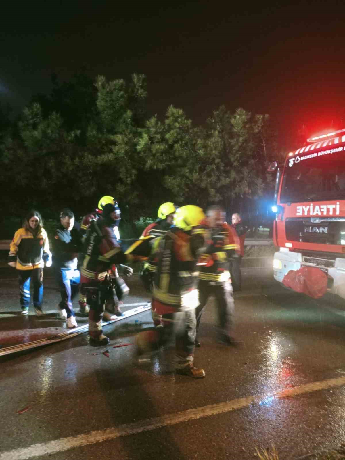 Balıkesir’de yolcu otobüsü devrildi: 3 ölü, 26 yaralı
