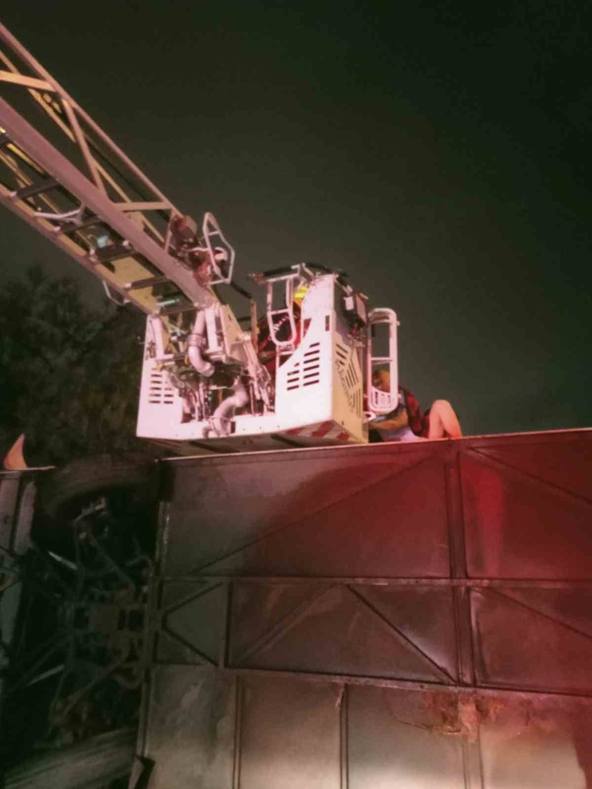 Balıkesir’de yolcu otobüsü devrildi: 3 ölü, 26 yaralı
