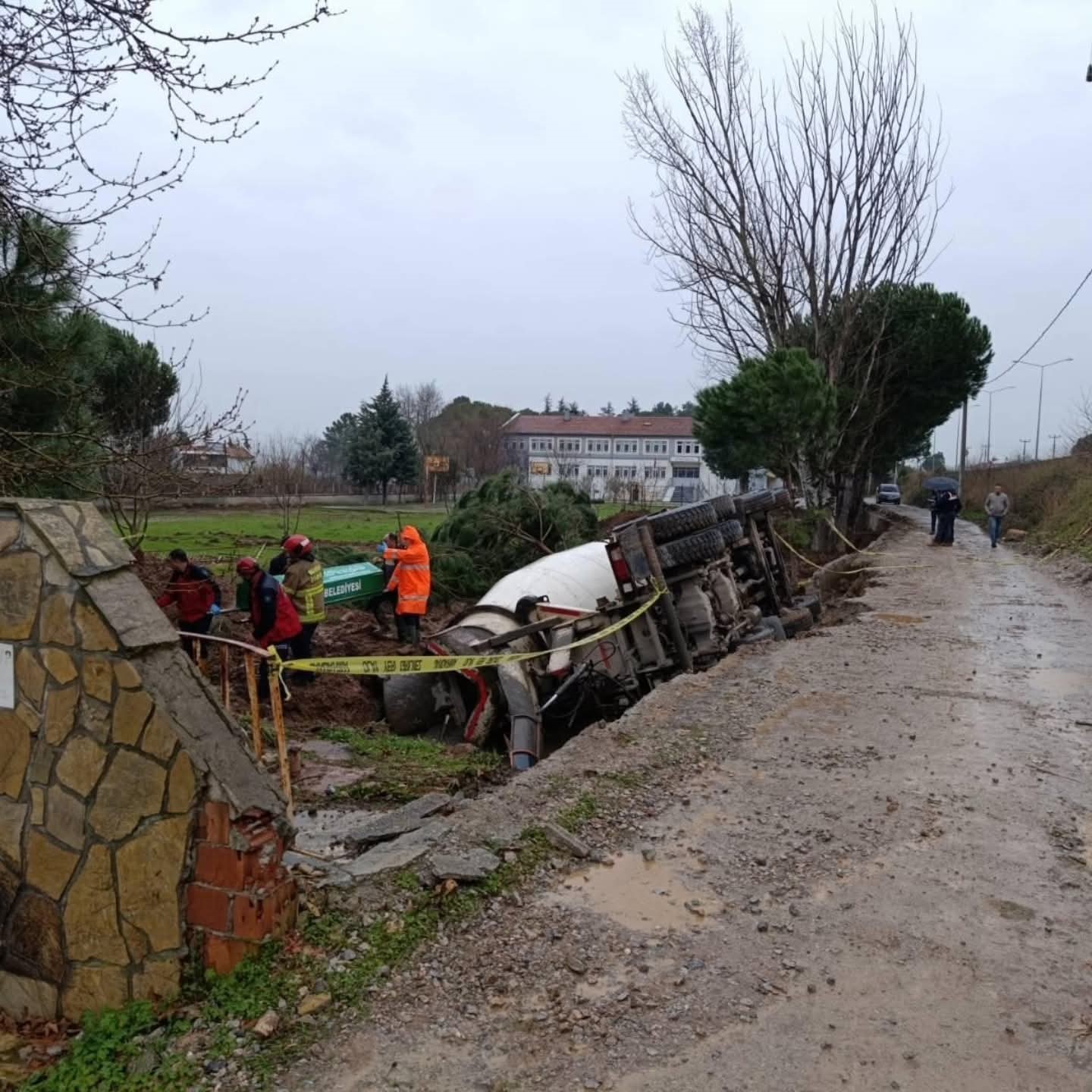 Balıkesir’de zemin çökünce beton mikseri devrildi: 1 ölü, 1 yaralı
