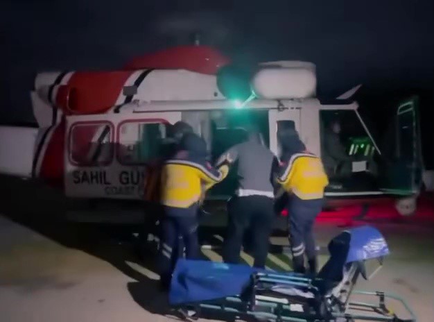 Balıkesir’de zorlu hava şartlarına rağmen sahil güvenlikten hayat kurtaran operasyon
