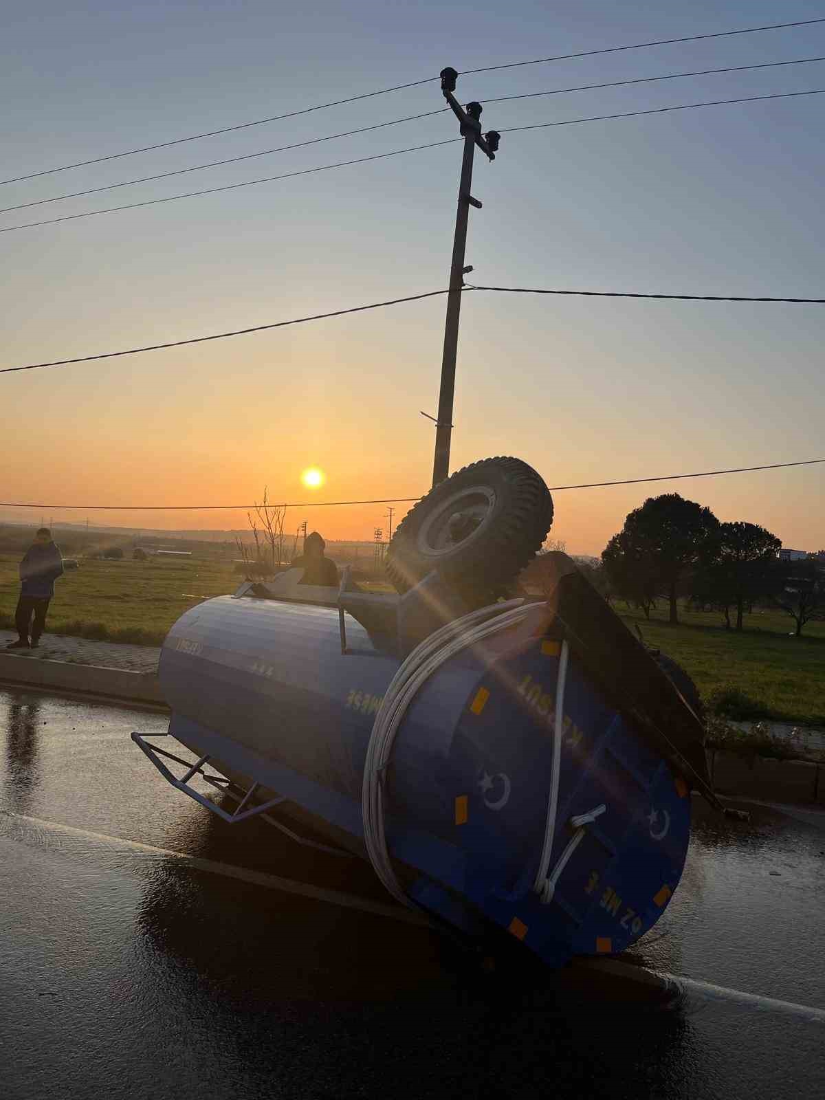 Balıkesir’deki kamyon ile traktör çarpıştı: 2 yaralı
