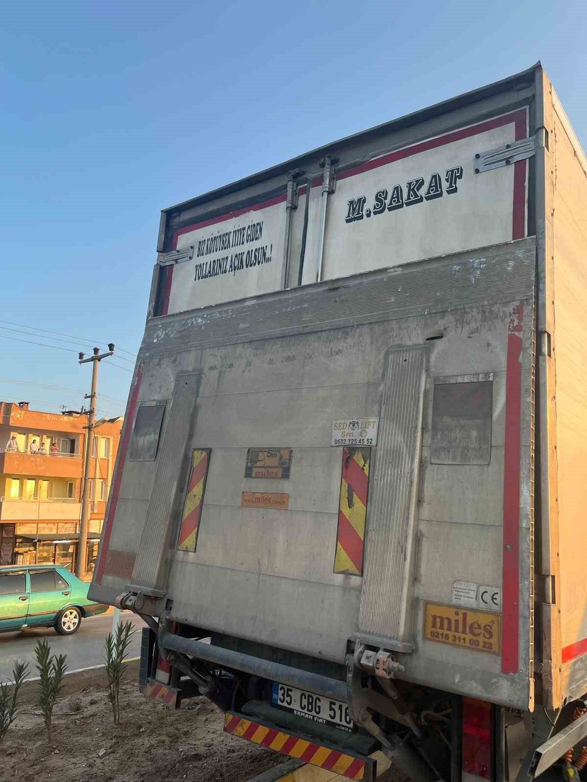 Balıkesir’deki kamyon ile traktör çarpıştı: 2 yaralı
