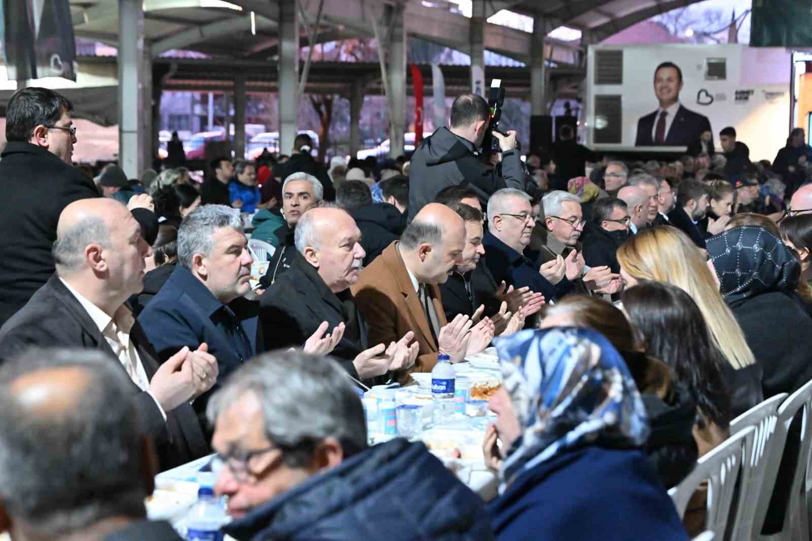 Balıkesir’in belediye başkanları Sındırgı’da iftar yaptı
Balıkesir’in belediye başkanları Sındırgı’da iftar yaptı