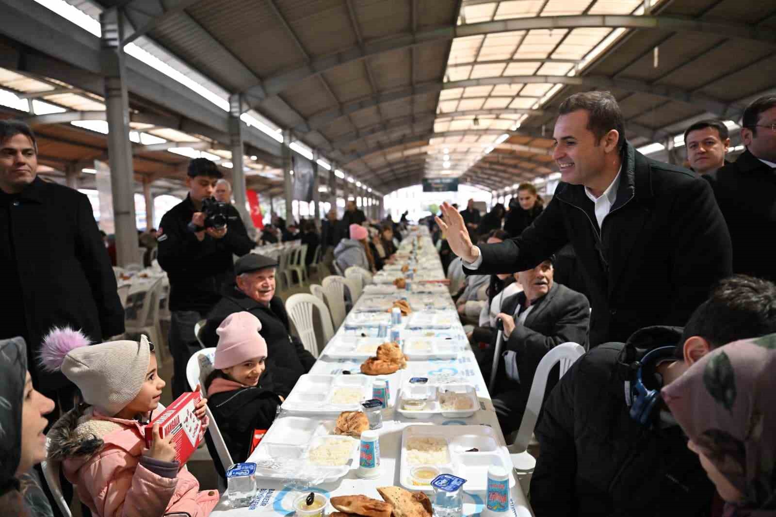 Balıkesir’in belediye başkanları Sındırgı’da iftar yaptı
Balıkesir’in belediye başkanları Sındırgı’da iftar yaptı