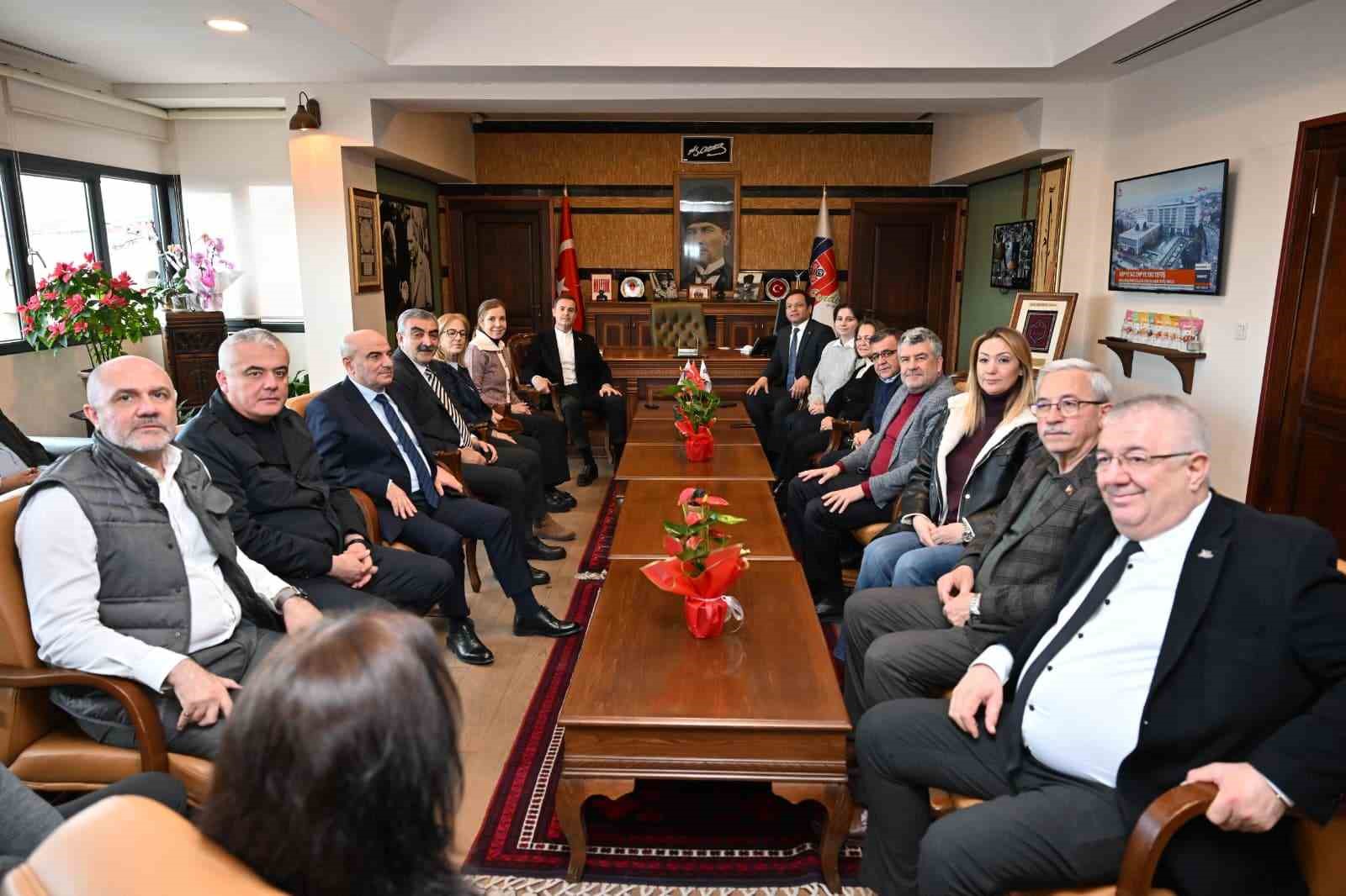 Balıkesir’in belediye başkanları Sındırgı’da iftar yaptı
Balıkesir’in belediye başkanları Sındırgı’da iftar yaptı