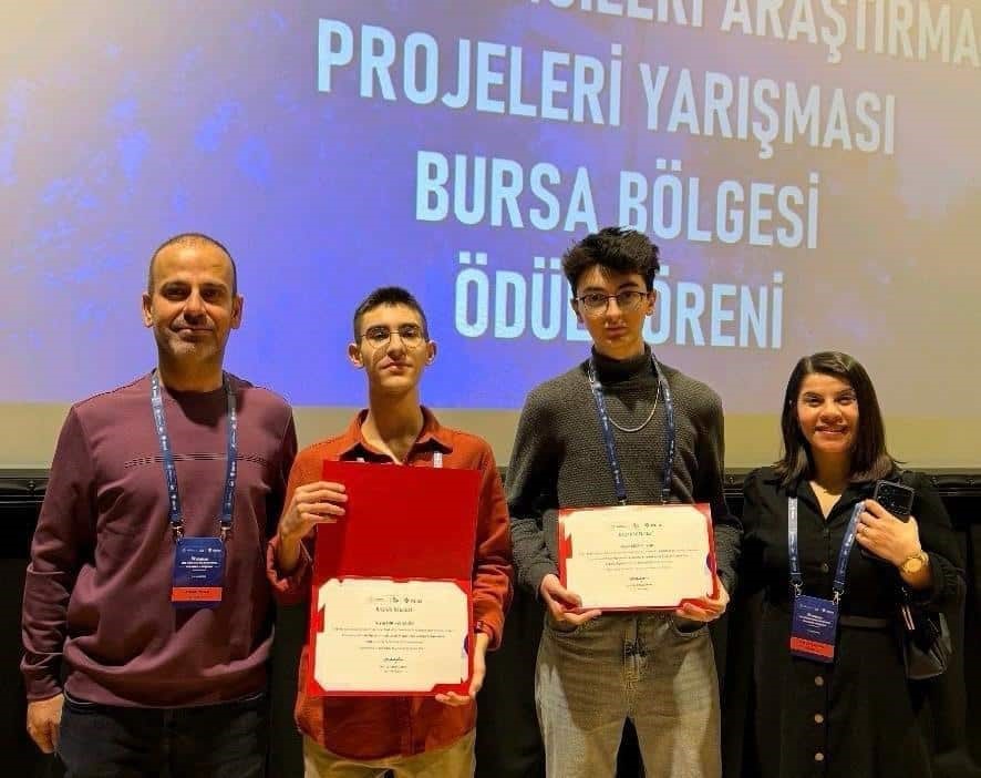 Balıkesirli öğrenciler Bursa’dan iki ödülle döndü
